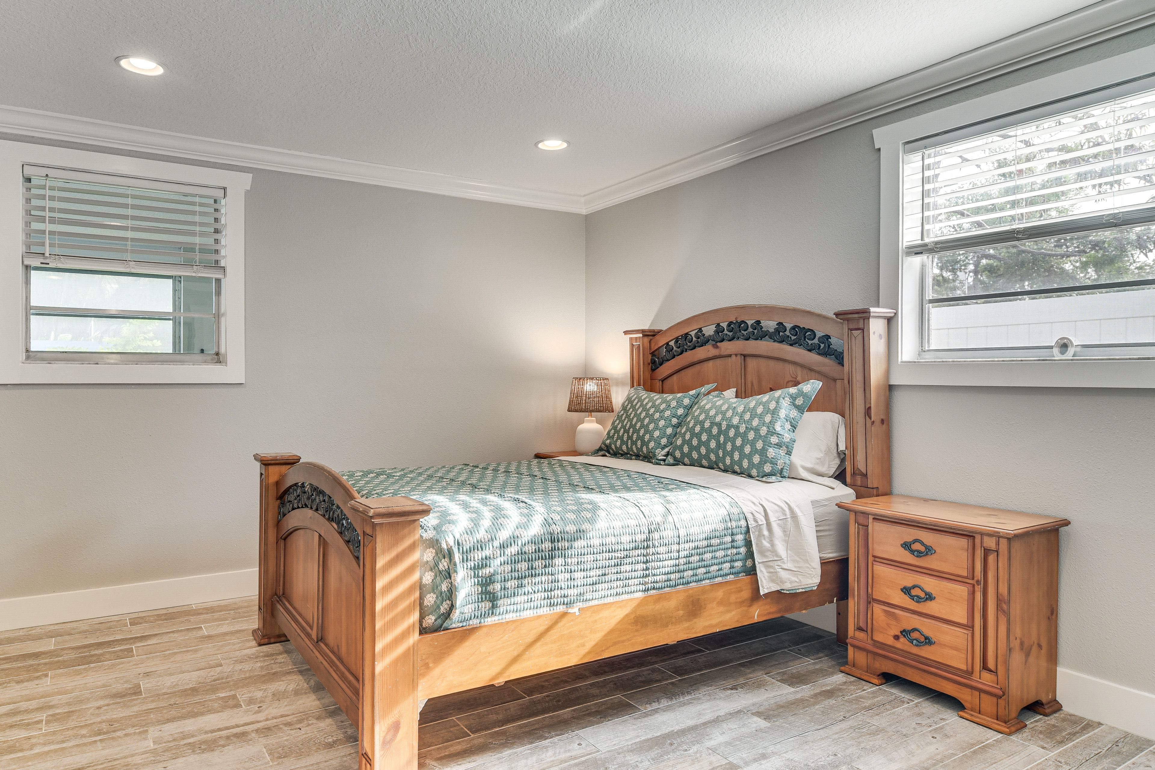 Bedroom 1 | Queen Bed