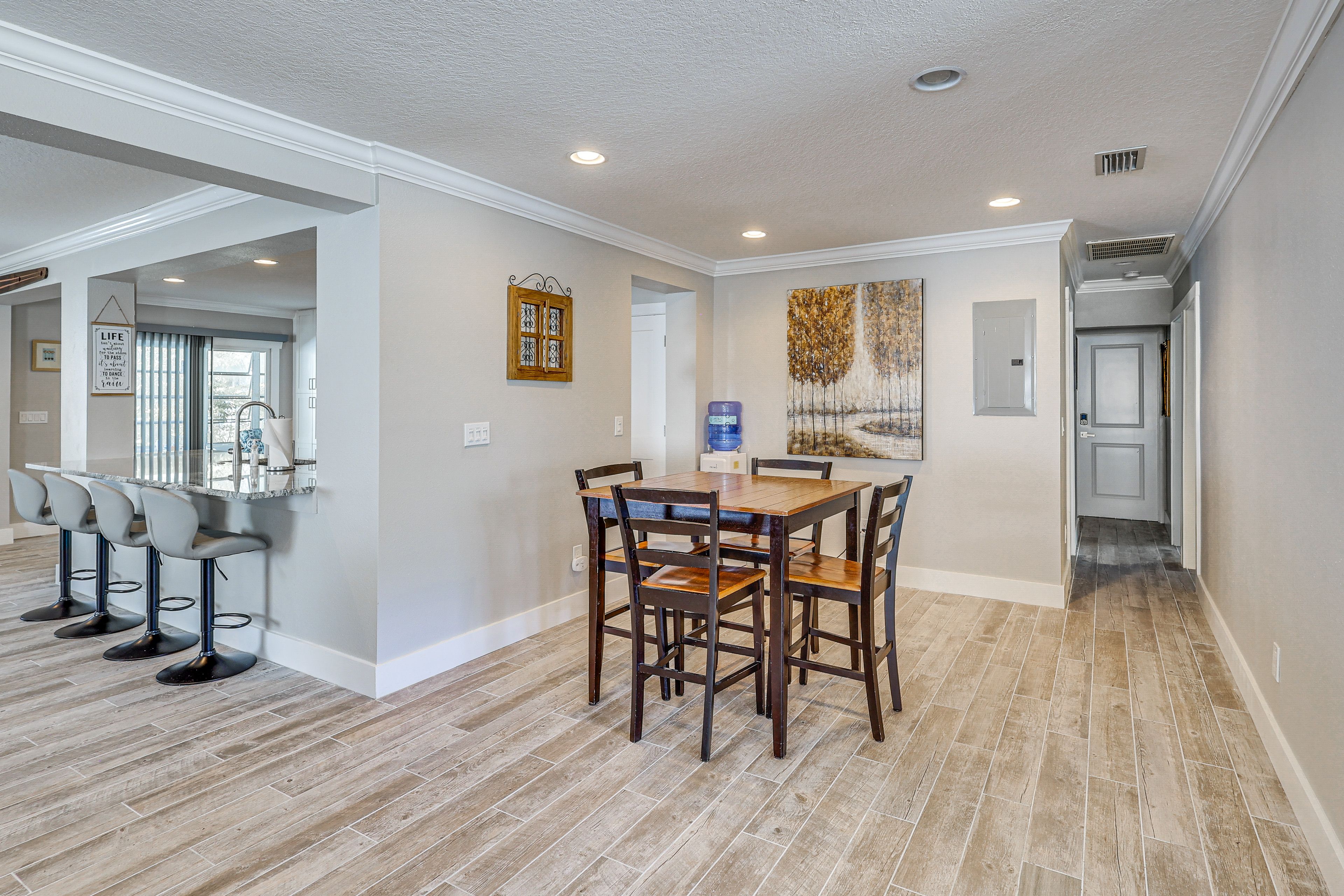 Dining Area | Dishes & Flatware Provided