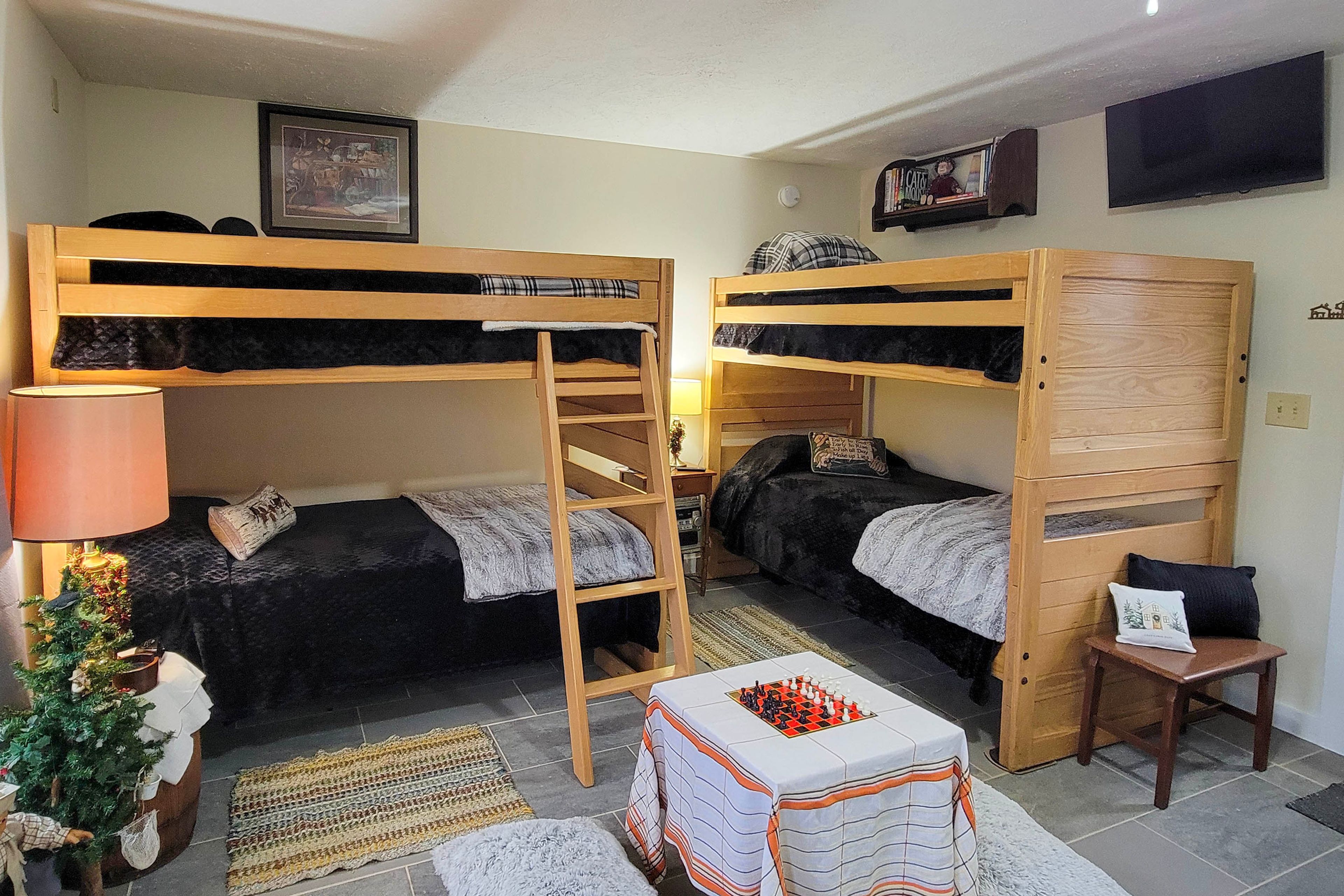 Studio | 2 Twin Bunk Beds