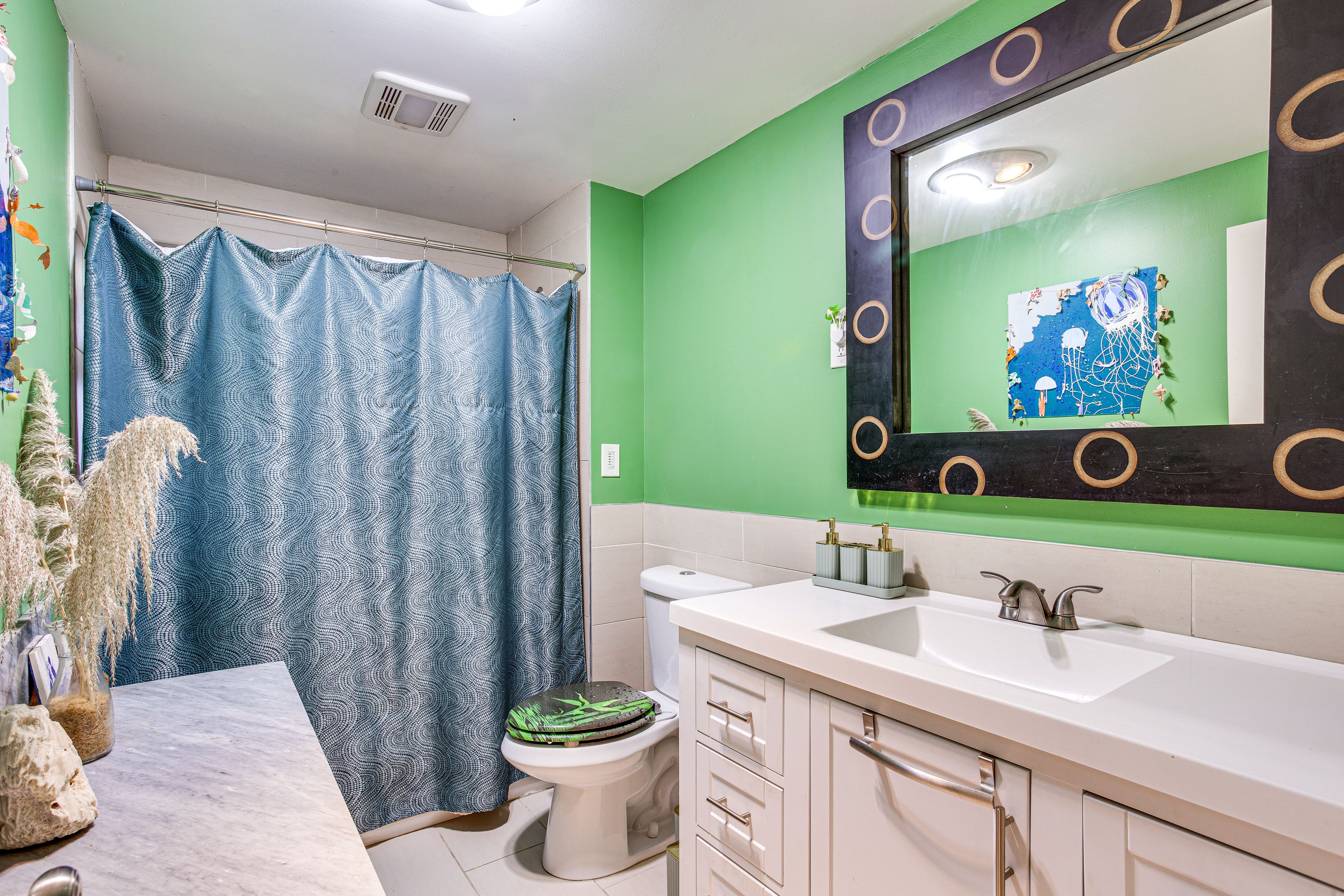 Full Bathroom | Towels Provided