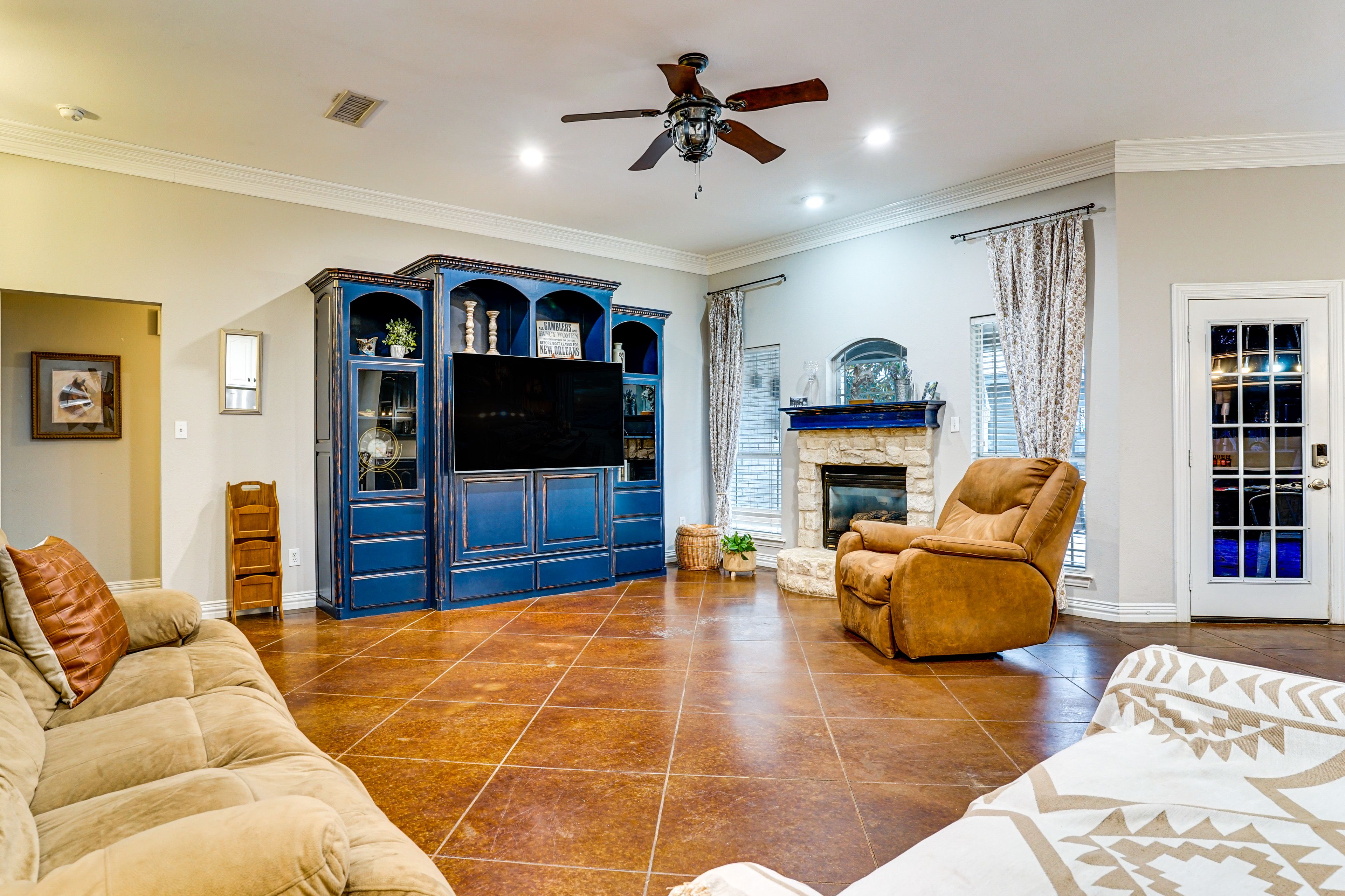 Living Room | Free WiFi | Central A/C & Heat