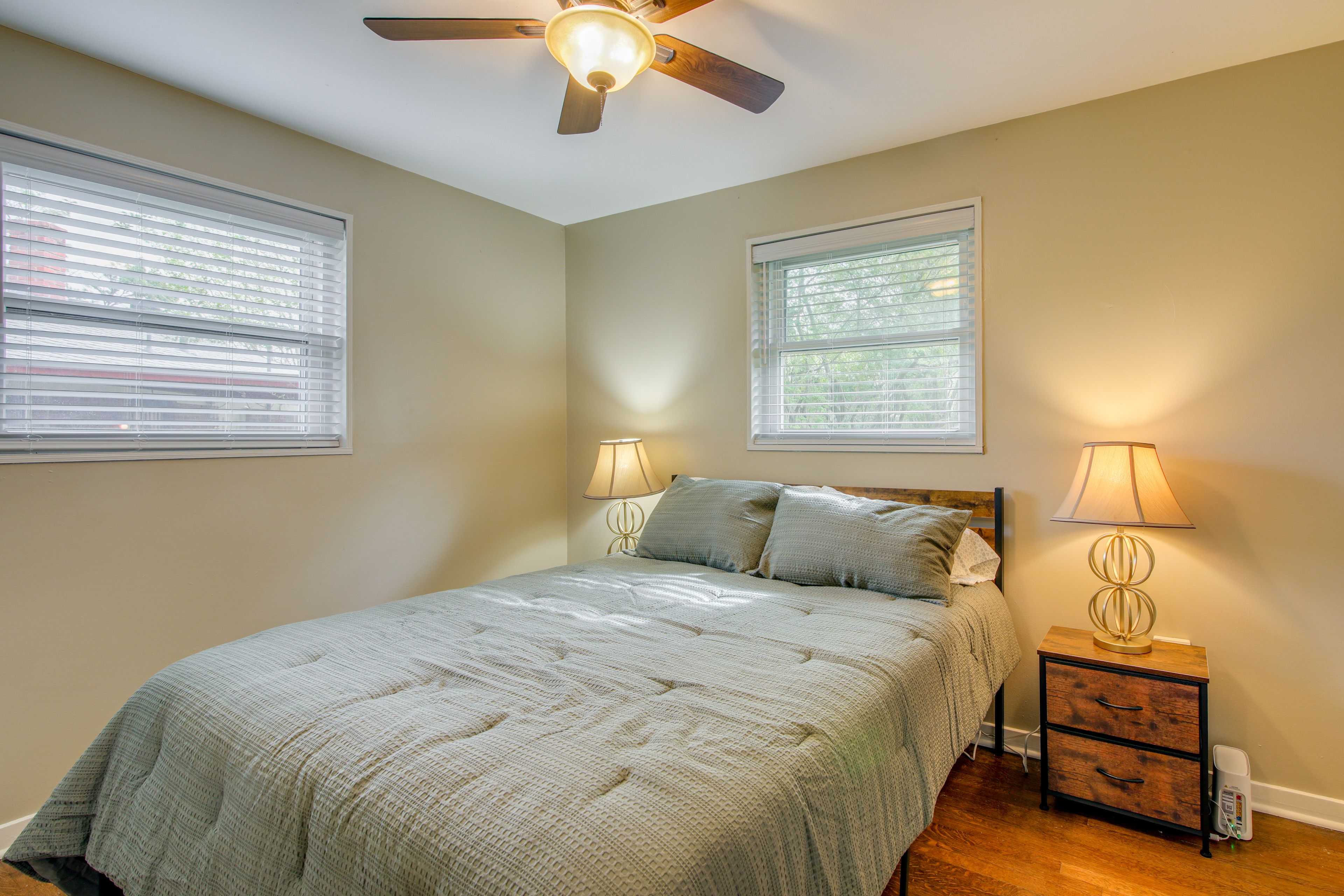 Bedroom 1 | Queen Bed