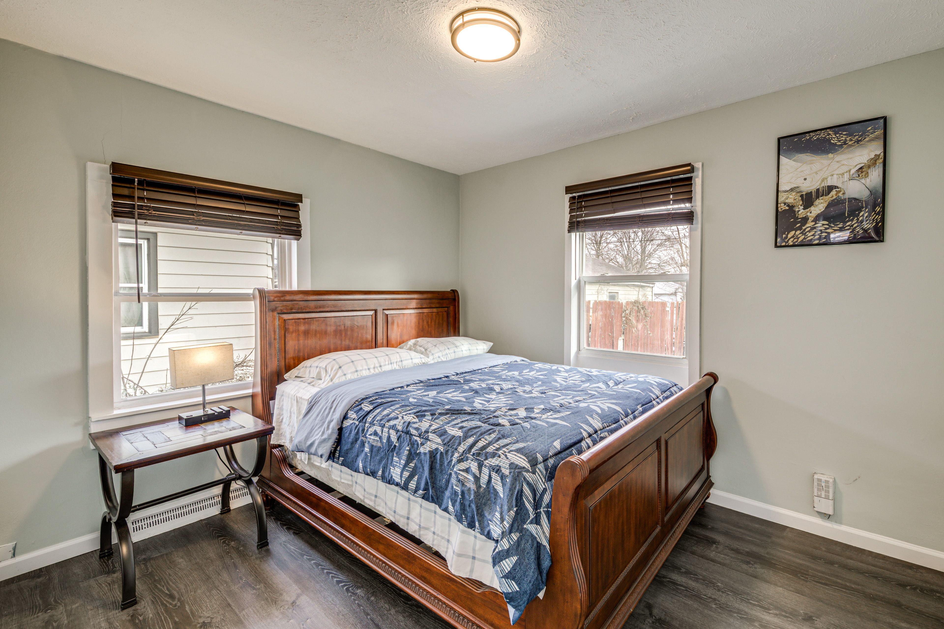 Bedroom 1 | Queen Bed