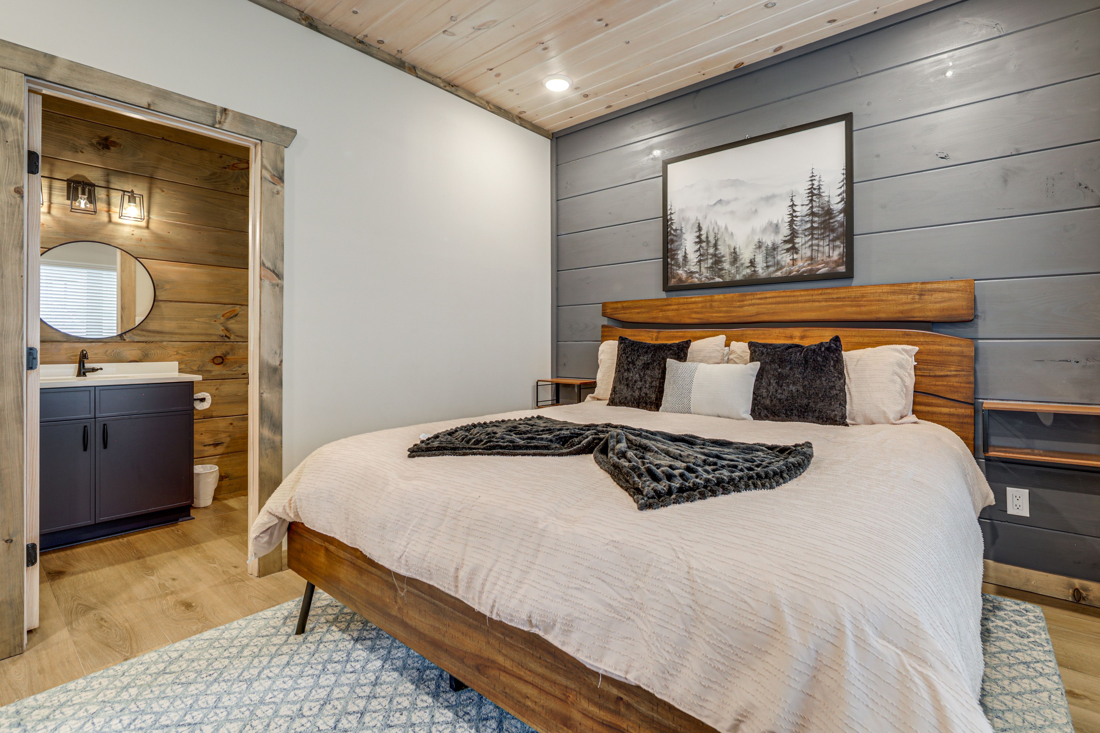 Bedroom 1 | 1st Floor | King Bed | Smart TV | Linens Provided