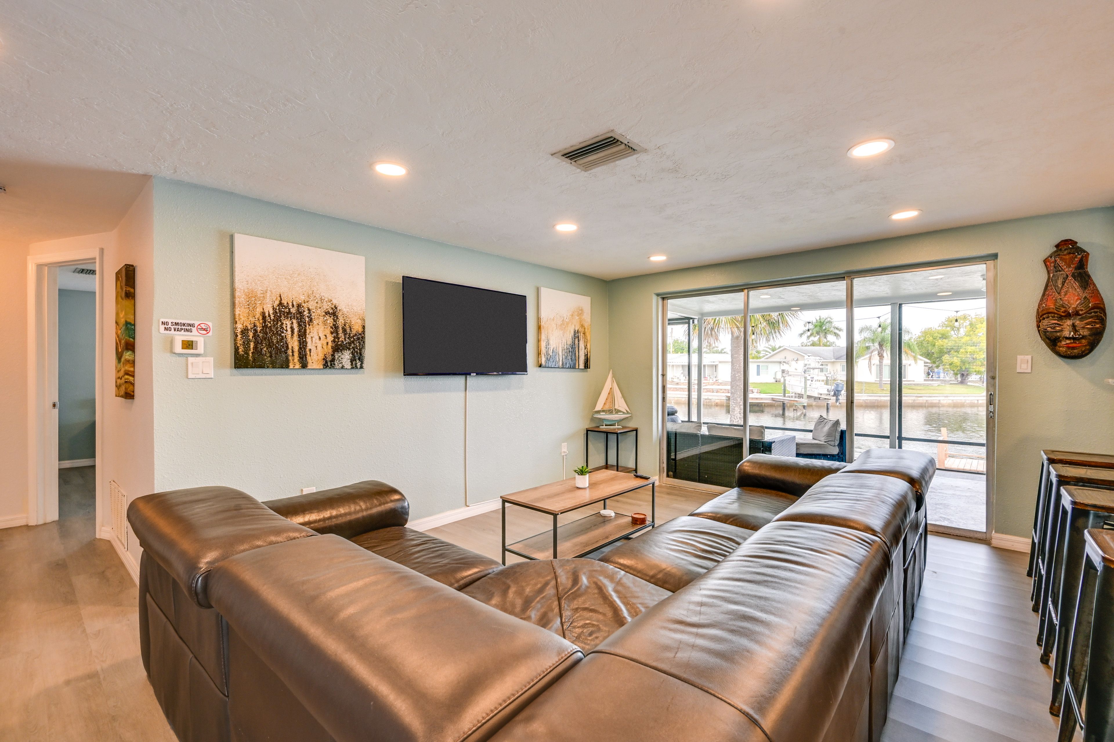 Living Room | Smart TV | Free WiFi