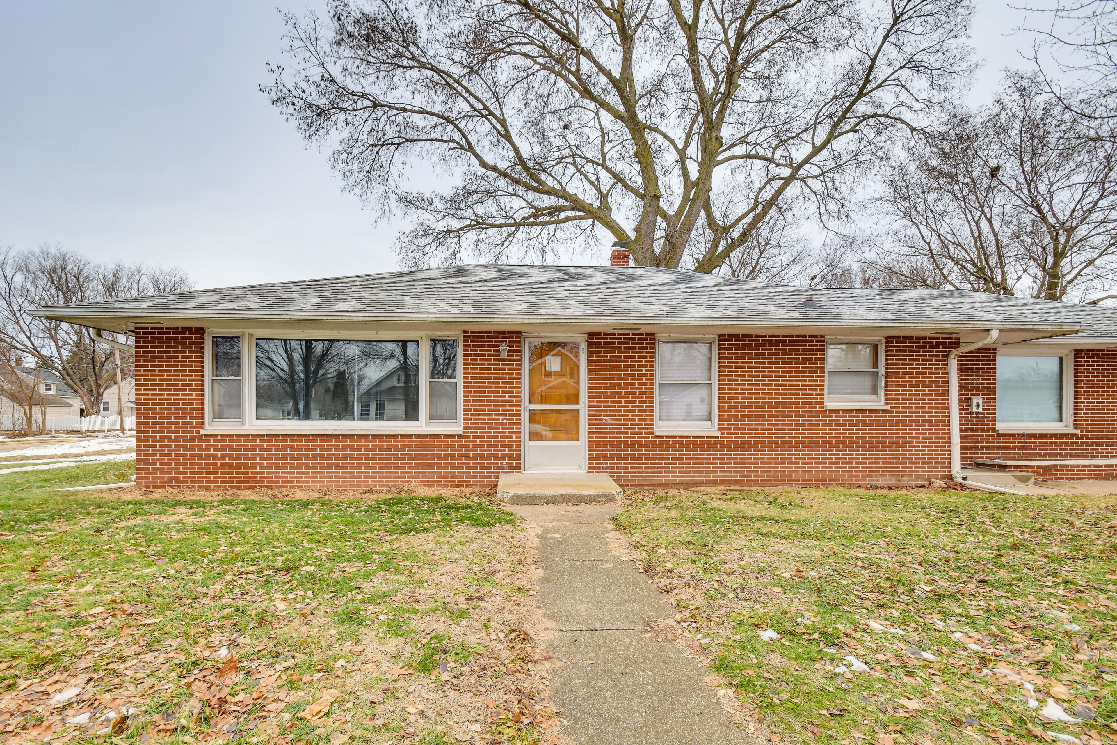 Parking | Driveway (2 Vehicles) | Garage (1 Vehicle) | Daytime Street Parking