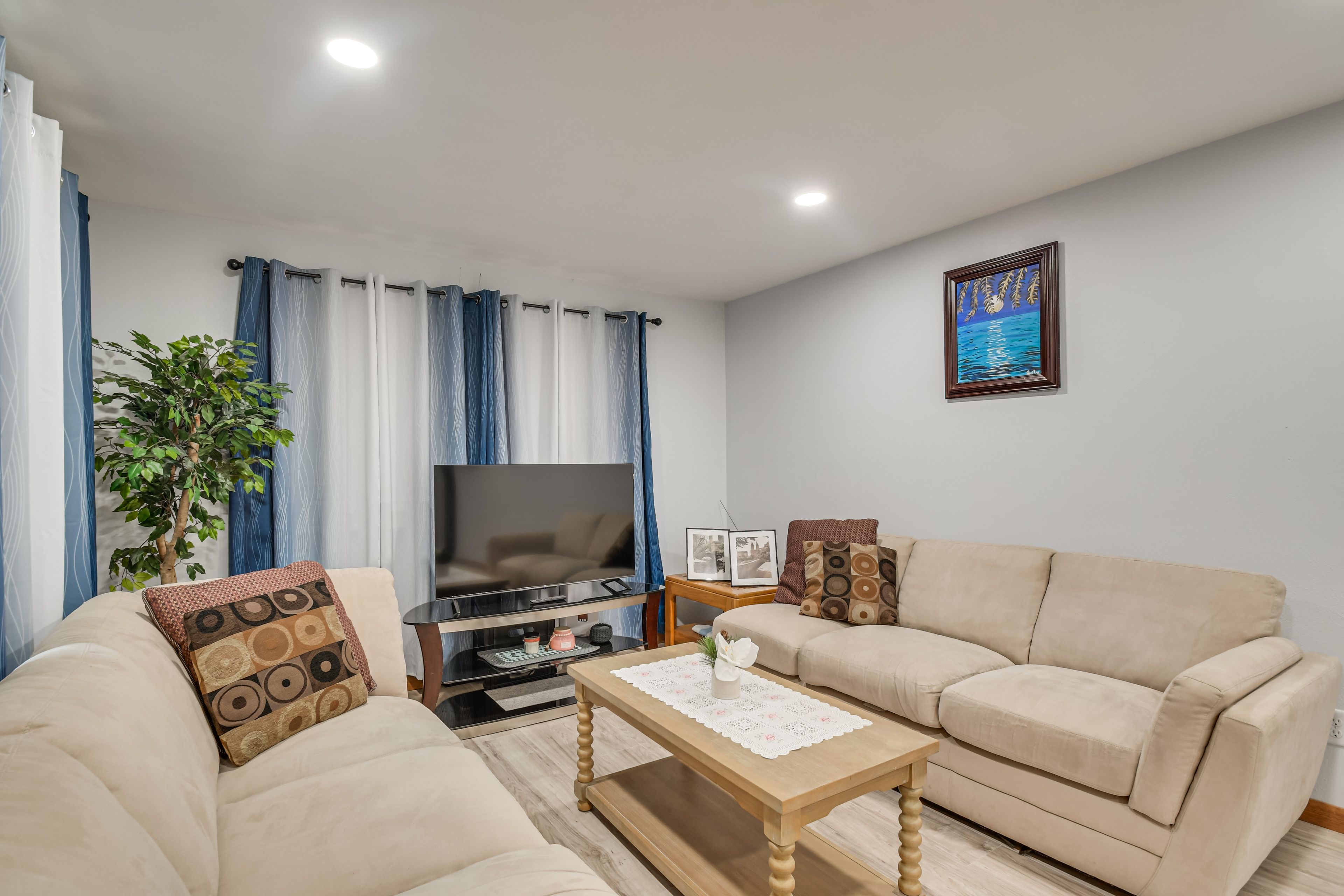 Living Room | Smart TV | Free WiFi | Single-Story Home