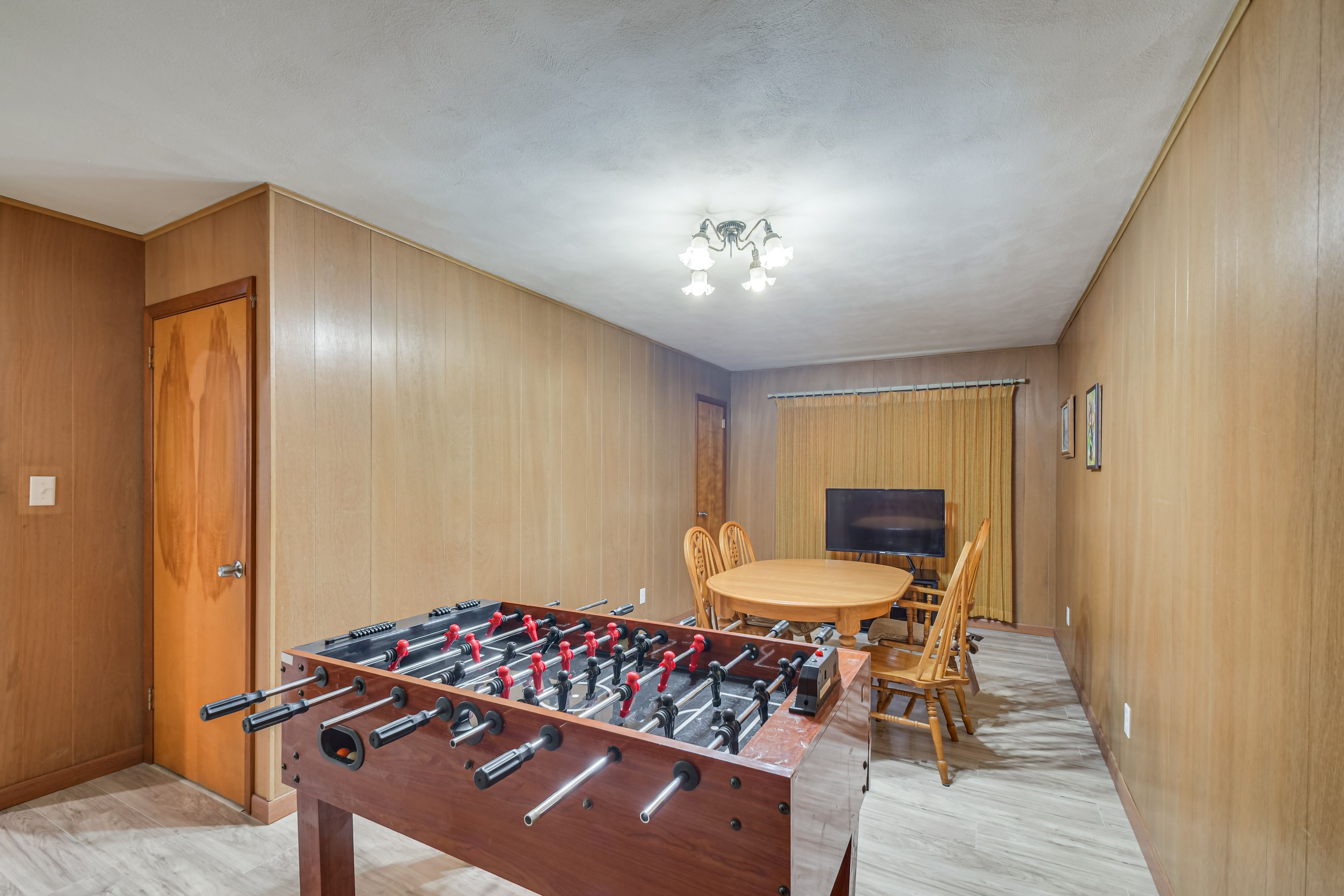 Game Room | Foosball Table | Smart TV