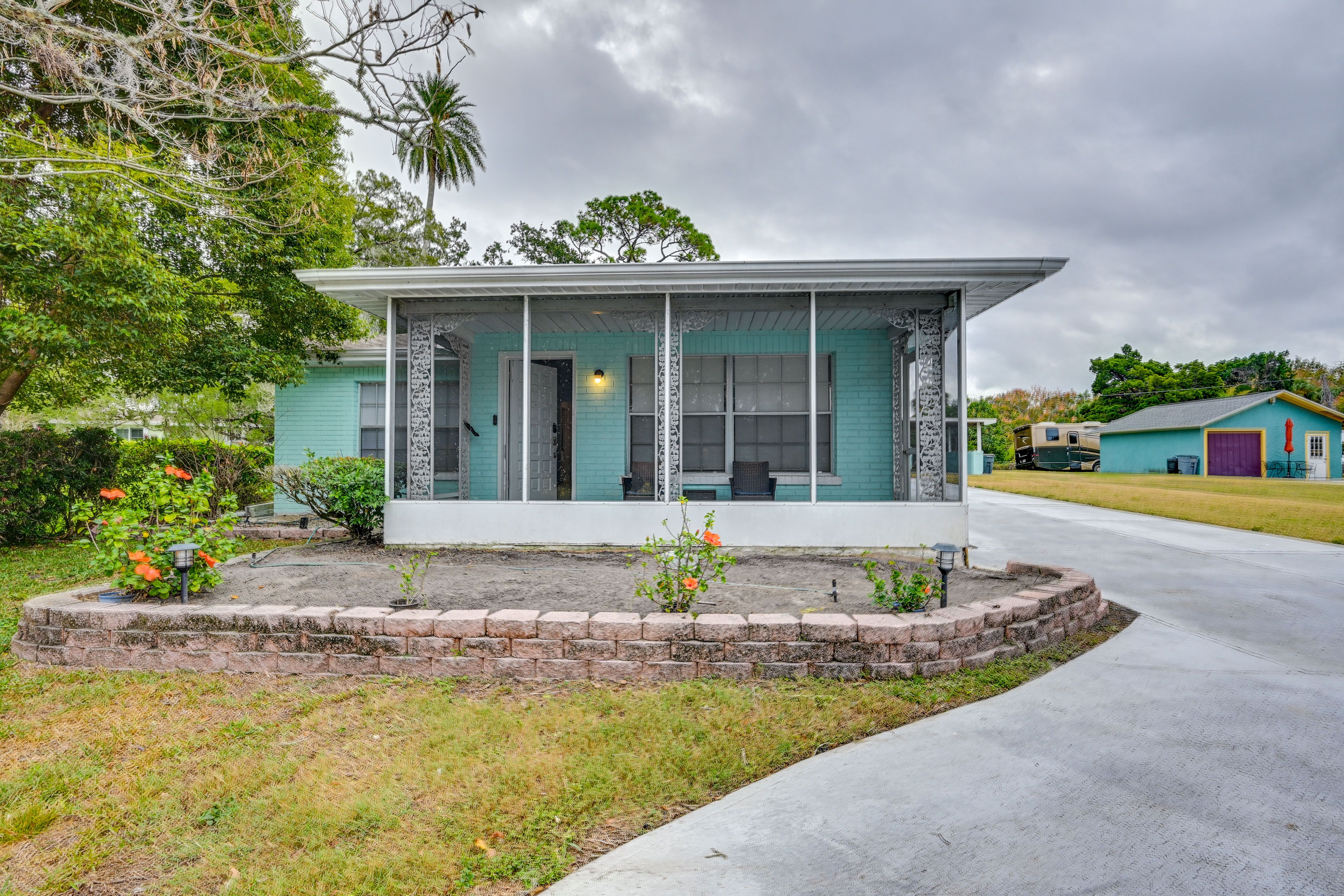 Exterior | Parking | Driveway (2 Vehicles) | Addt'l Parking Upon Request