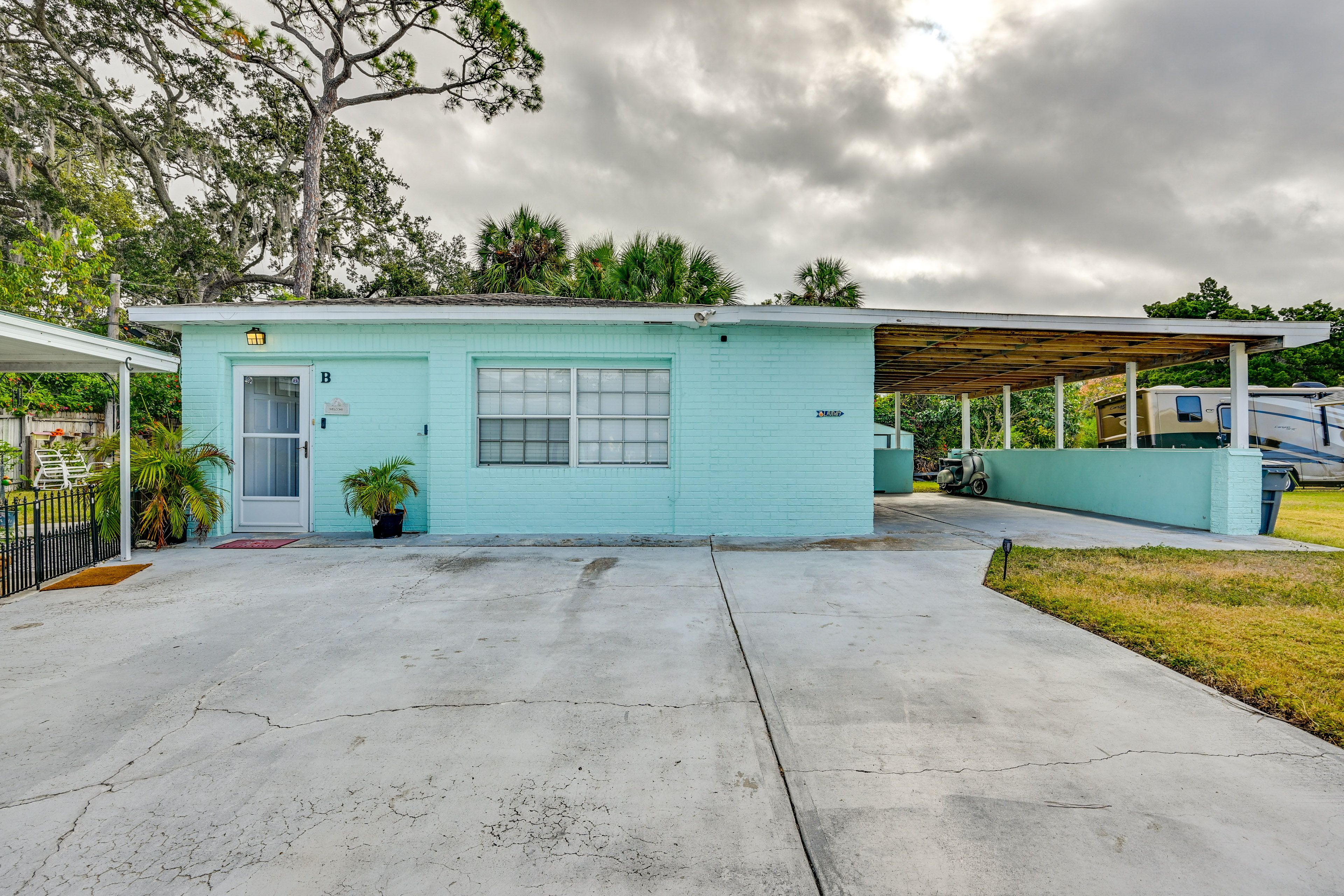 Exterior | Parking | Driveway (2 Vehicles)