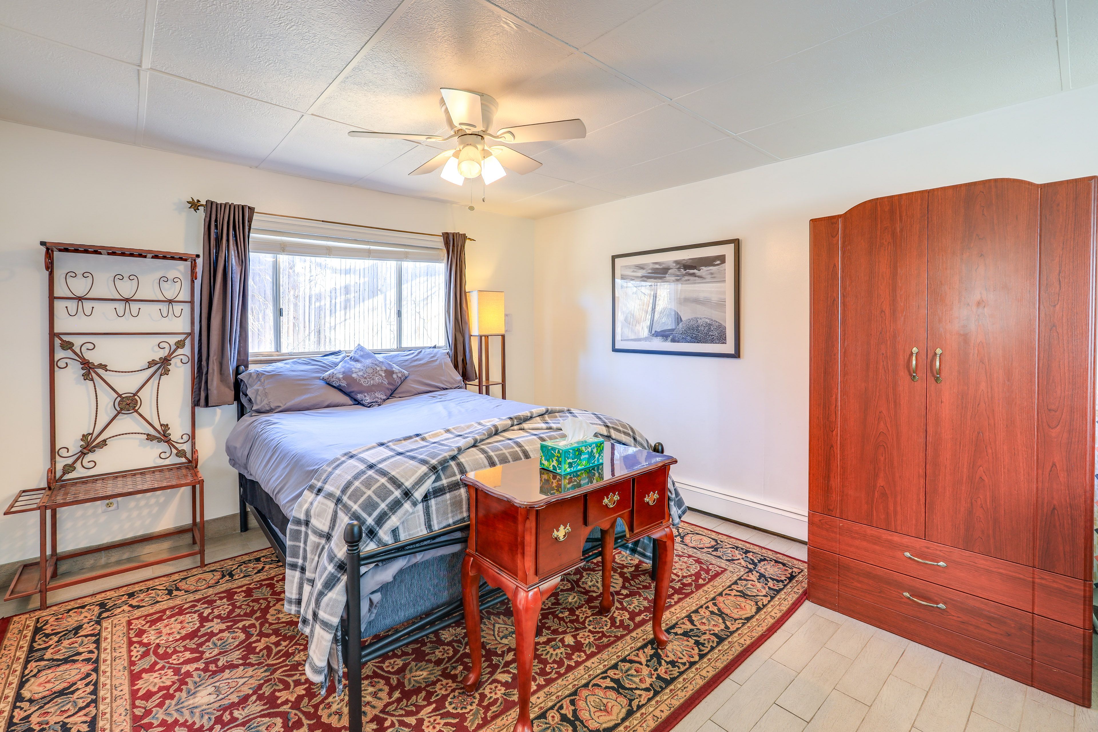 Bedroom | Queen Bed | Desk