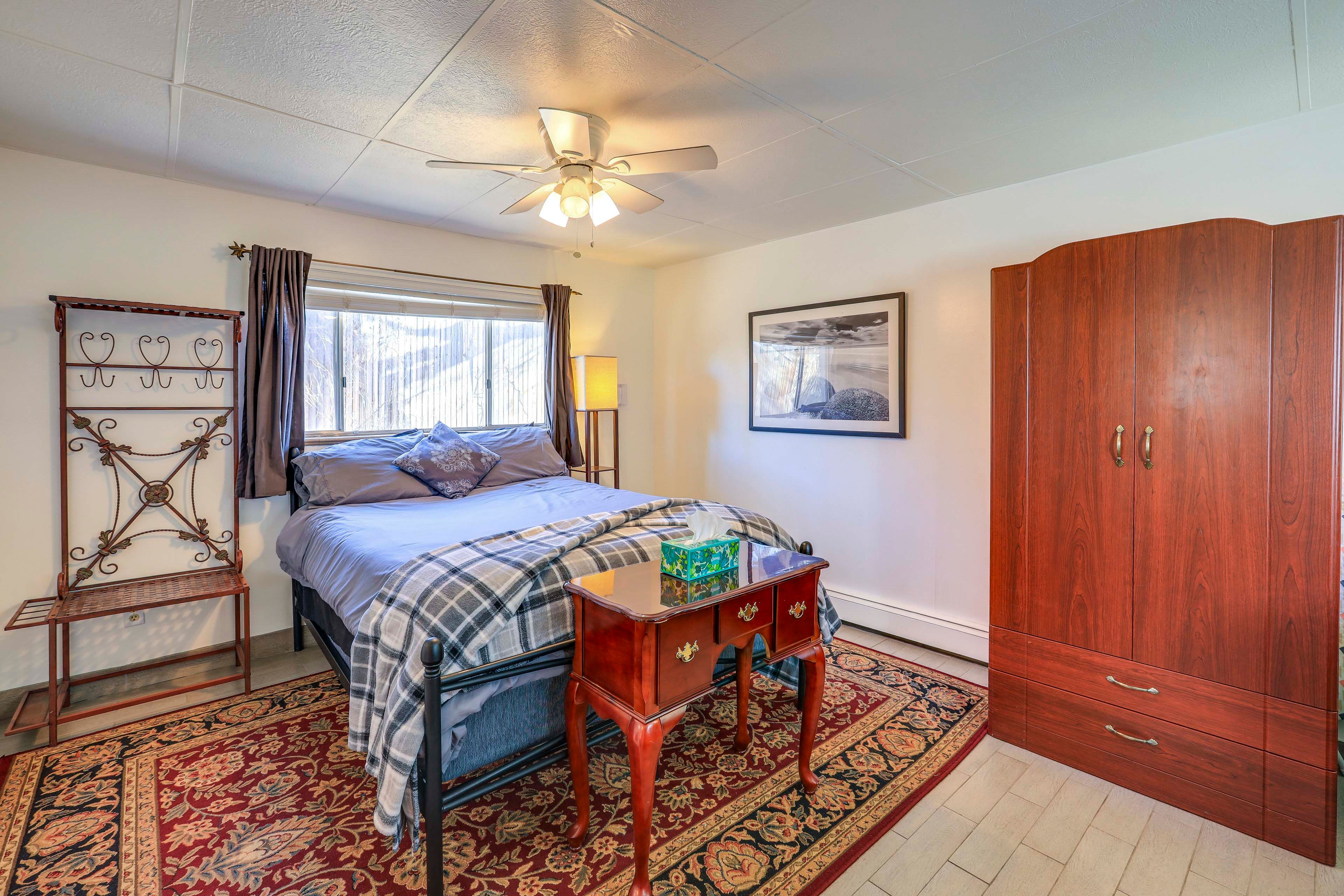 Bedroom | Queen Bed | Desk