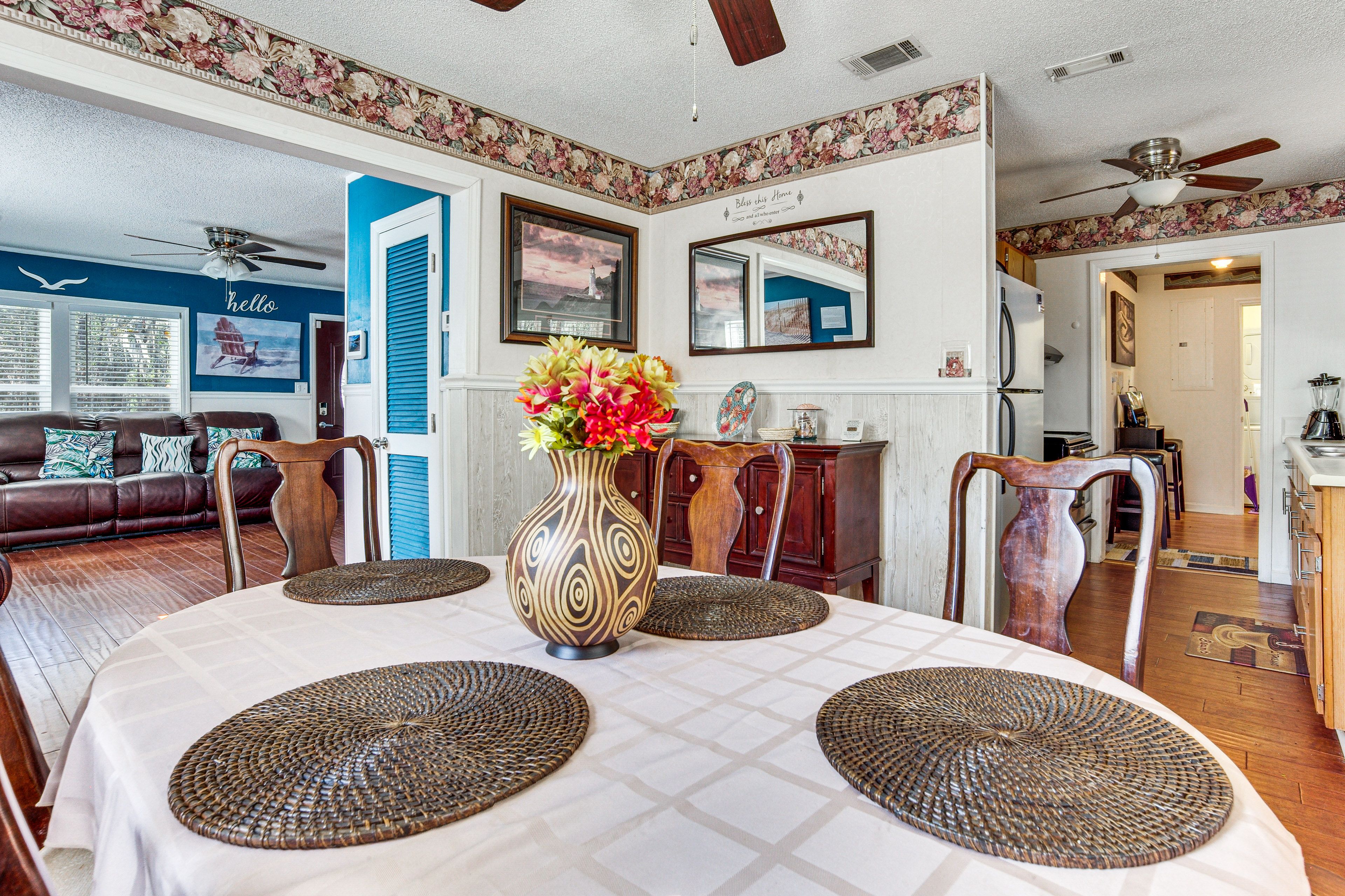 Dining Area | Dishware/Flatware Provided | 1st Floor