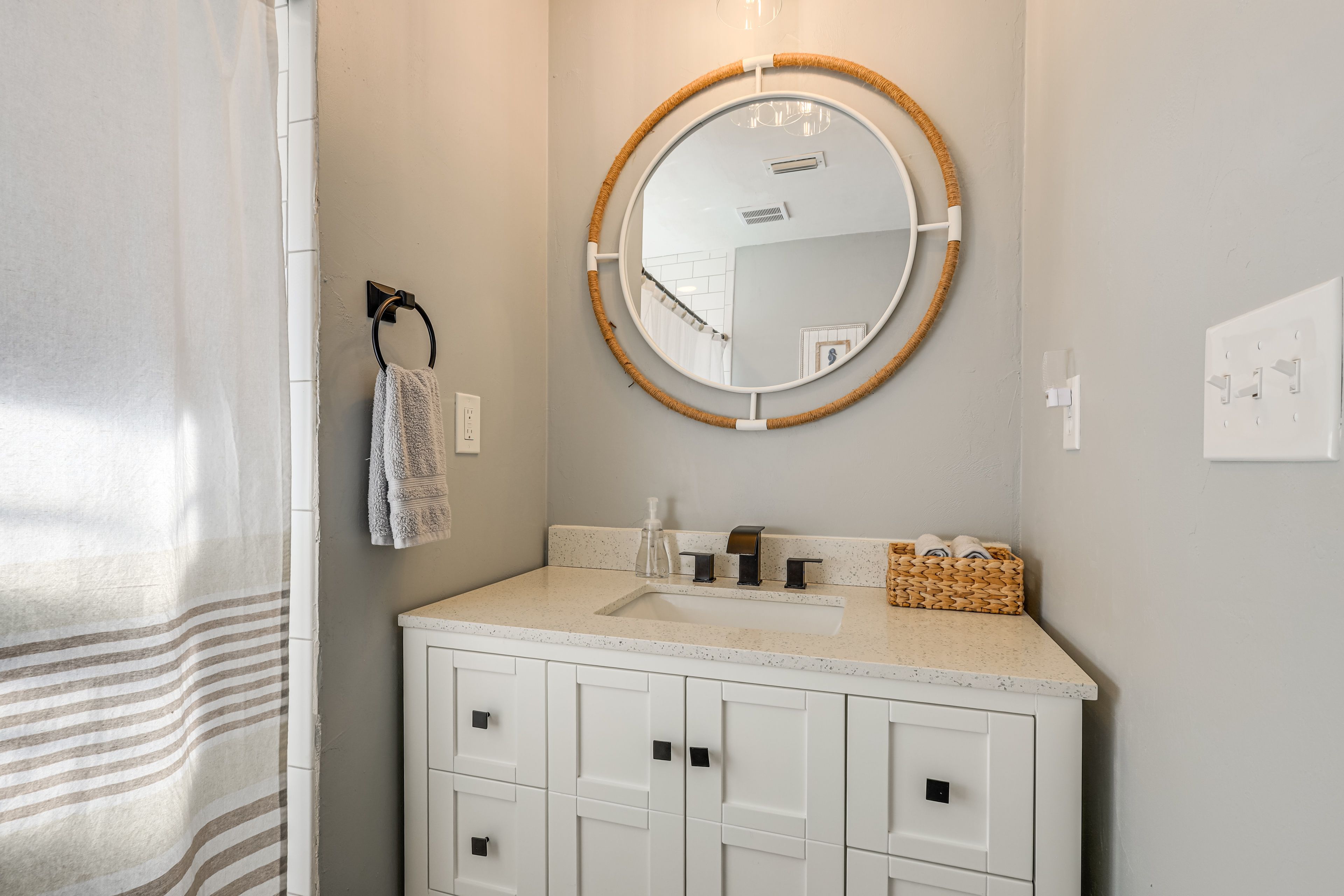 Full Bathroom | Towels Provided