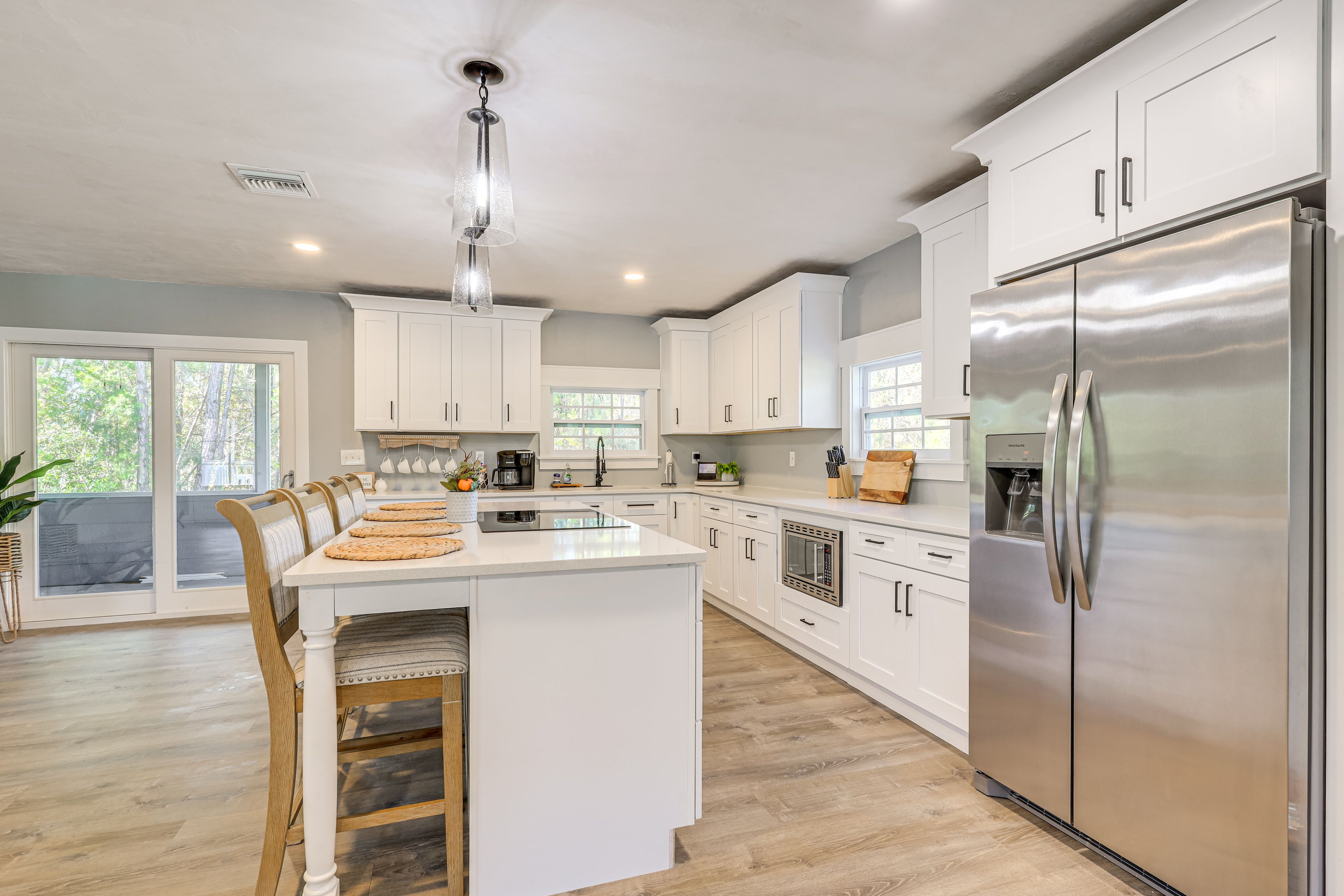 Dining Bar | Dishware/Flatware