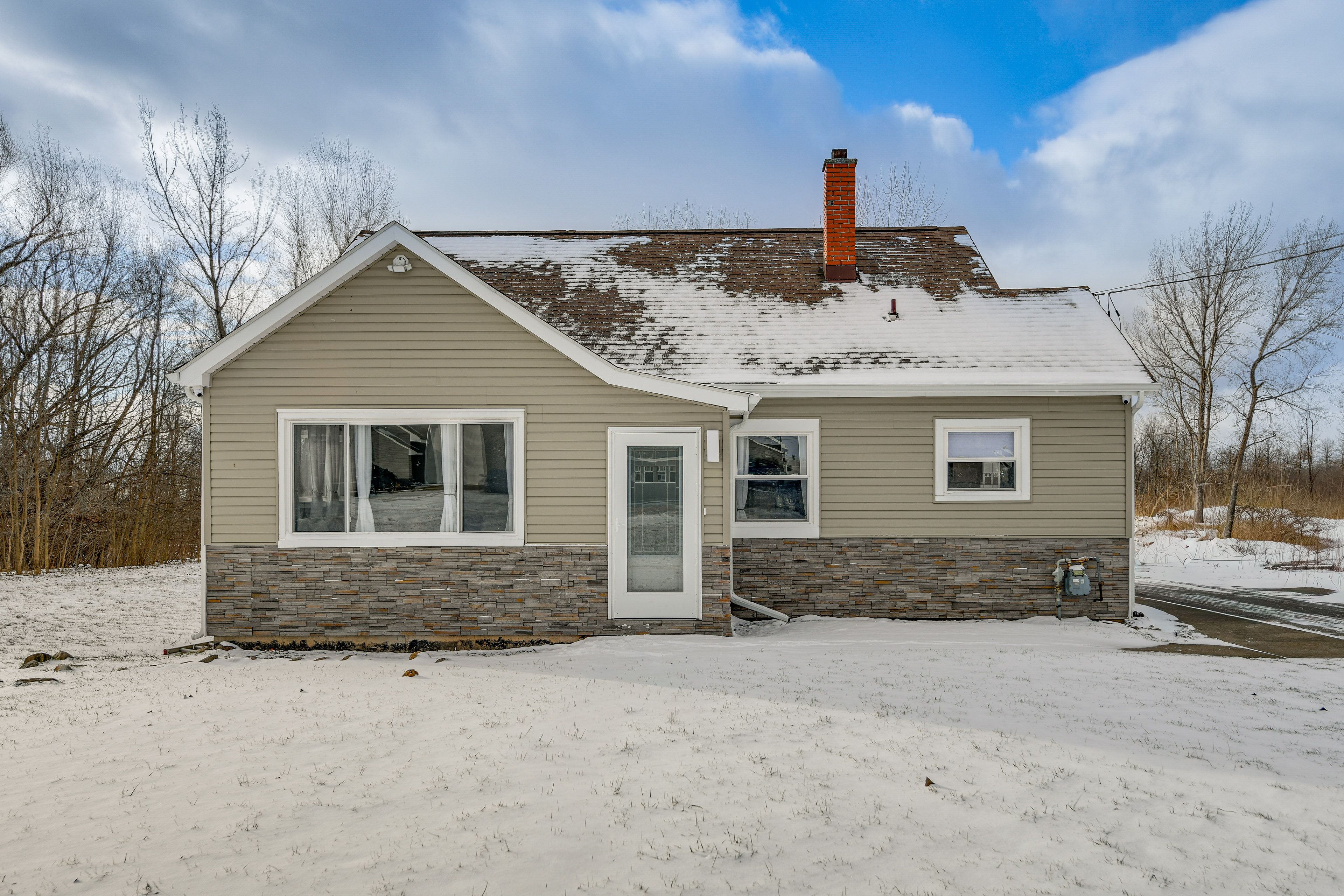 Property Exterior | Driveway (3 Vehicles)