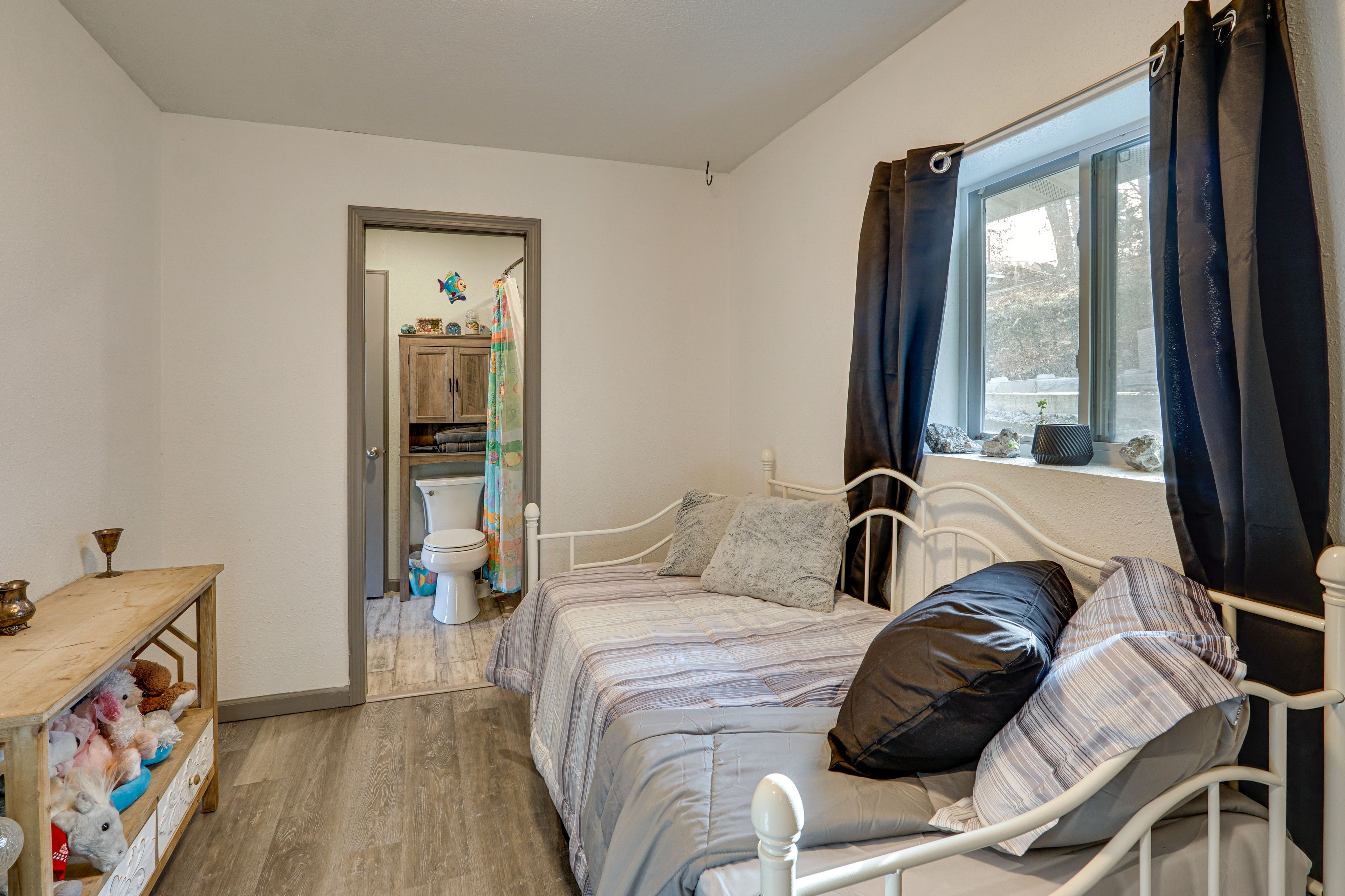 Bedroom 2 | Twin Daybed w/ Twin Trundle