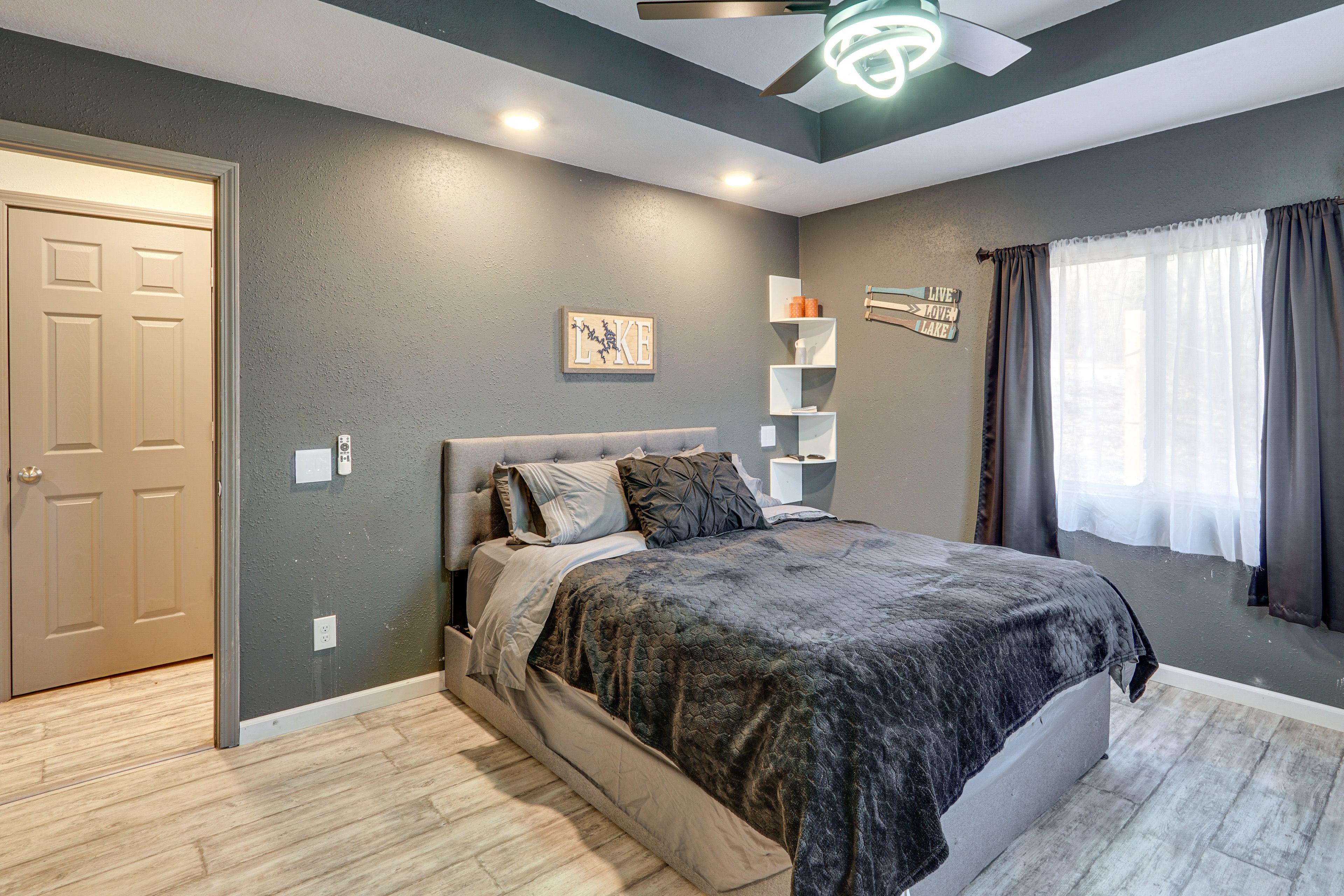 Bedroom 1 | Queen Bed | TV