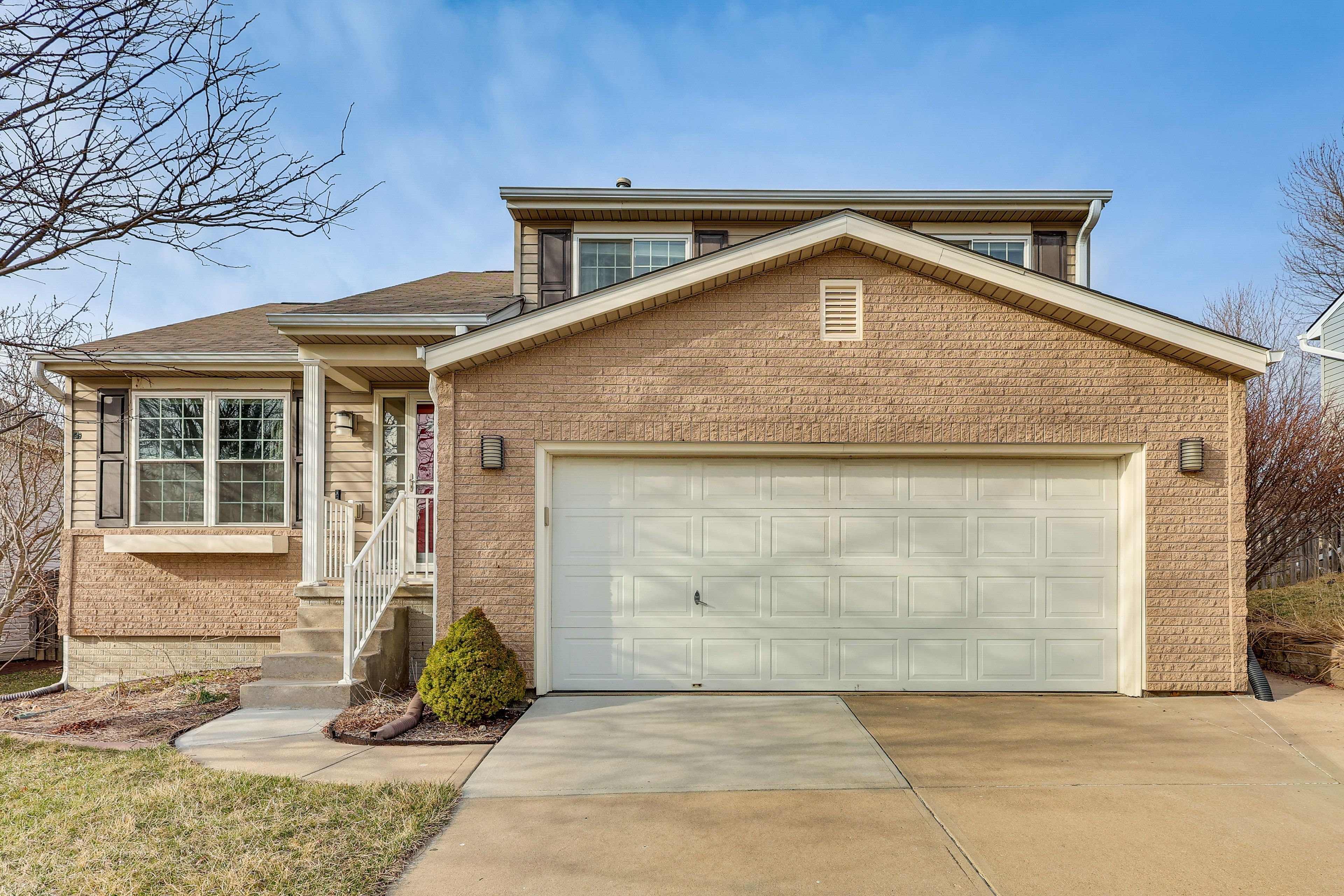 Parking | Garage (2 Vehicles) | Driveway (2 Vehicles)