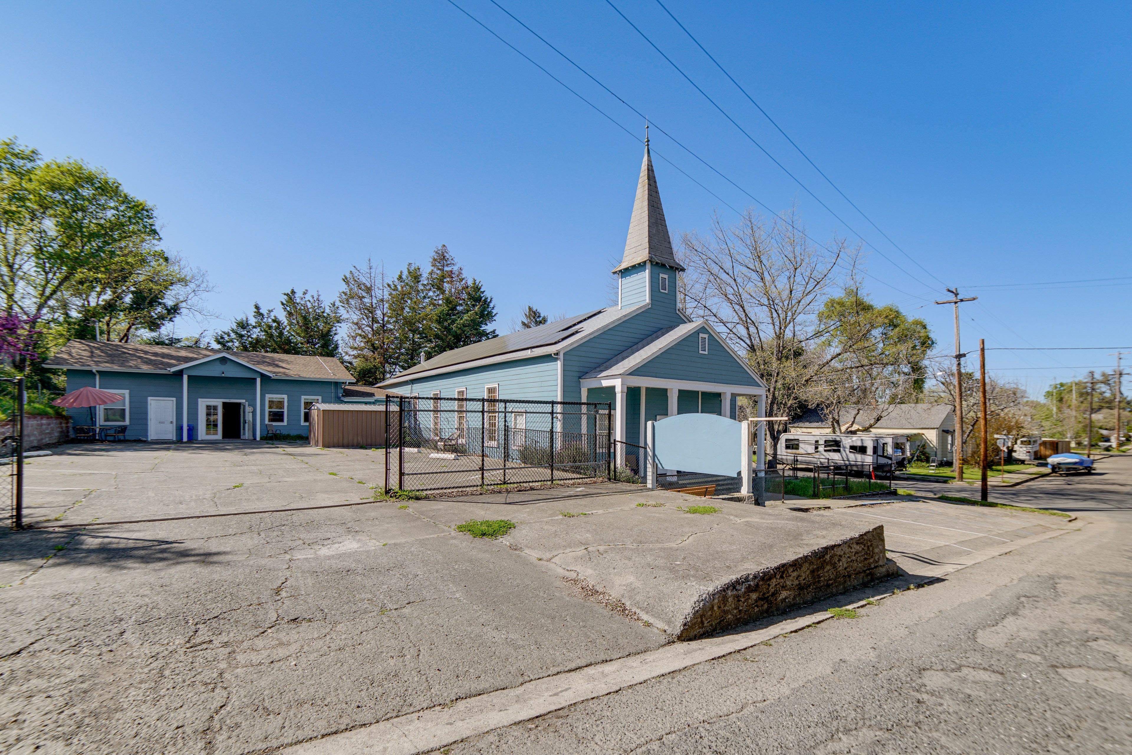 Shared Driveway Parking (10 Vehicles) | EV Charger