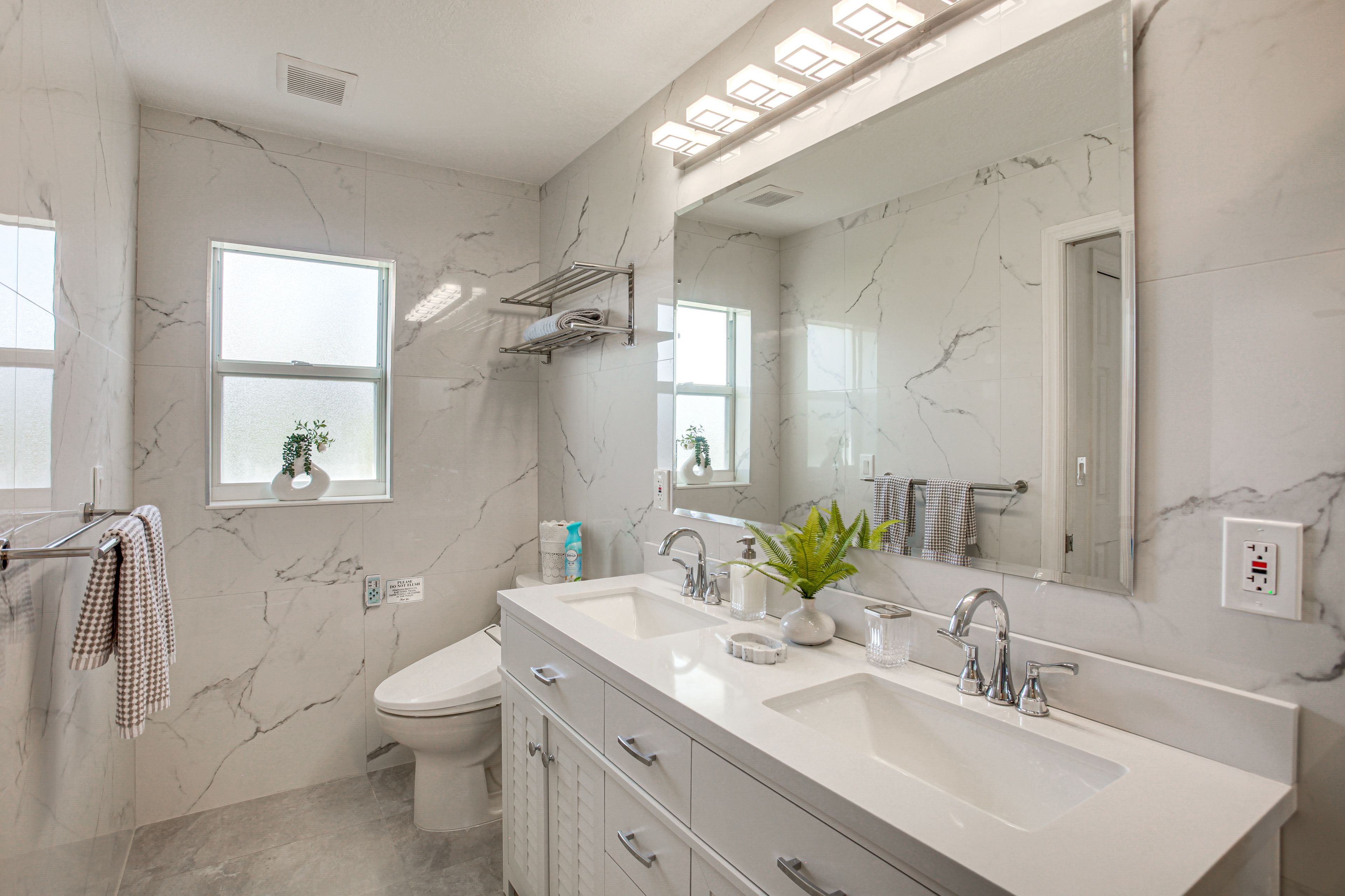 Full Bathroom | Towels Provided