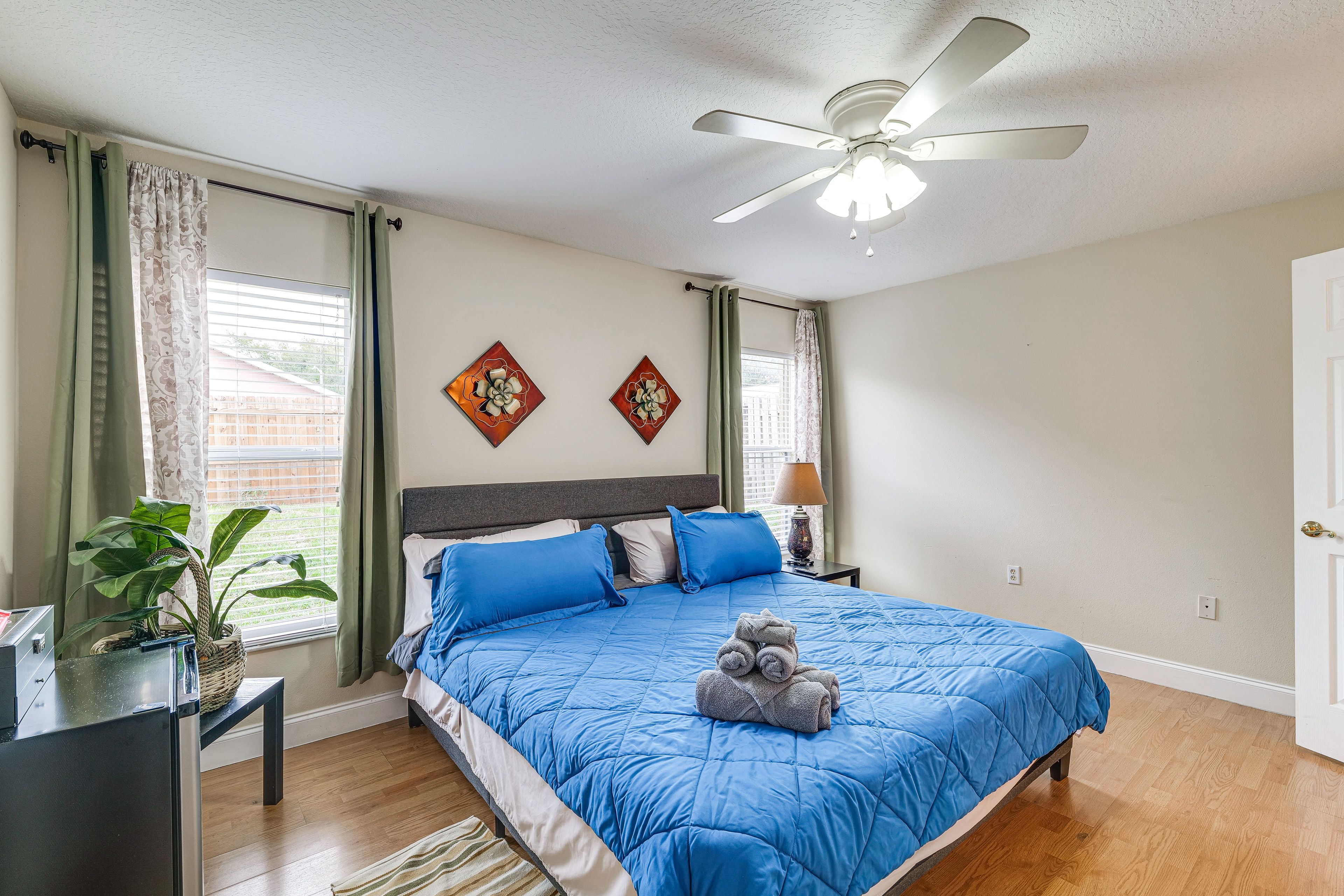 Bedroom 1 | King Bed | Flat-Screen TV | En-Suite Bathroom