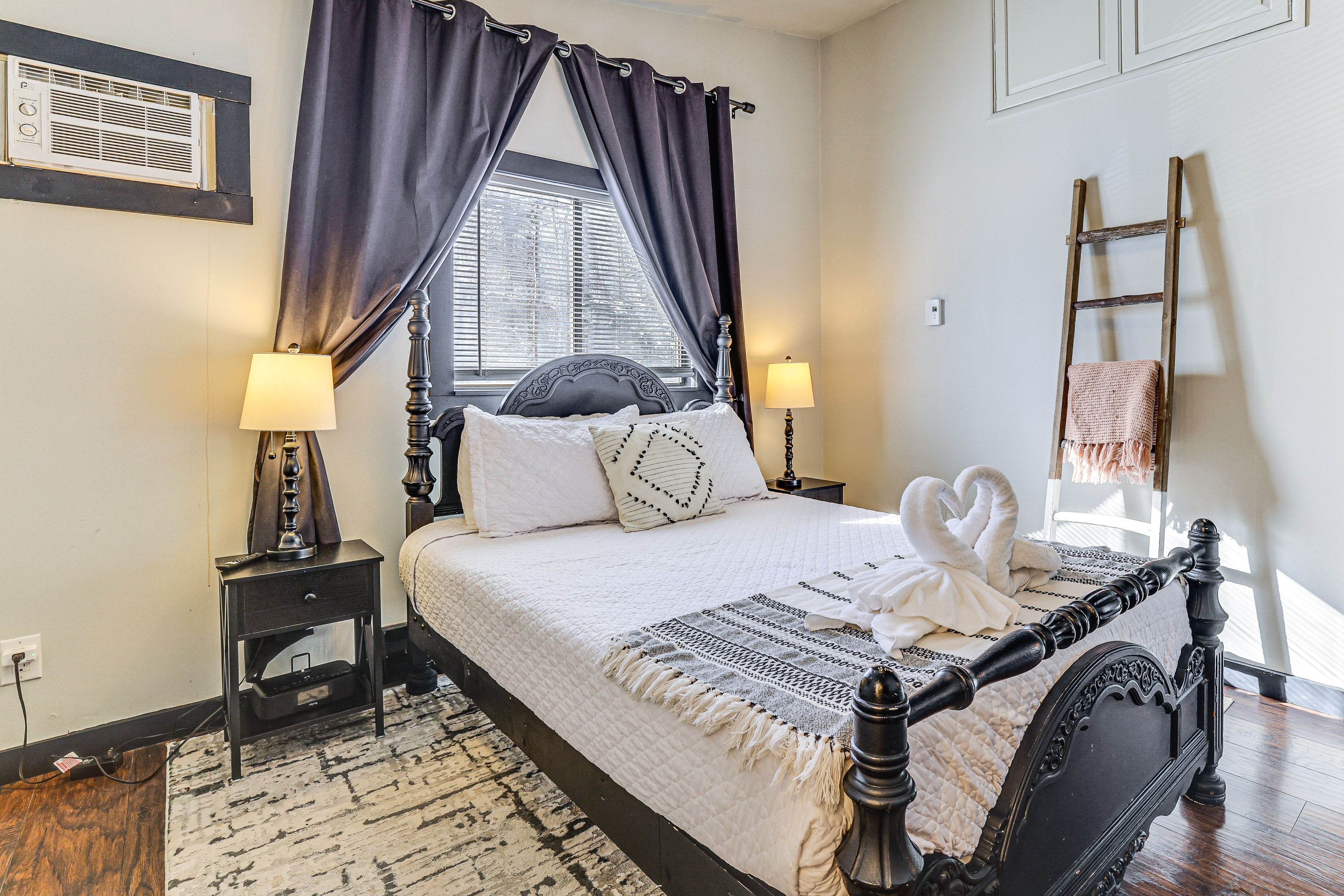 Bedroom 1 | Queen Bed | 1st Floor