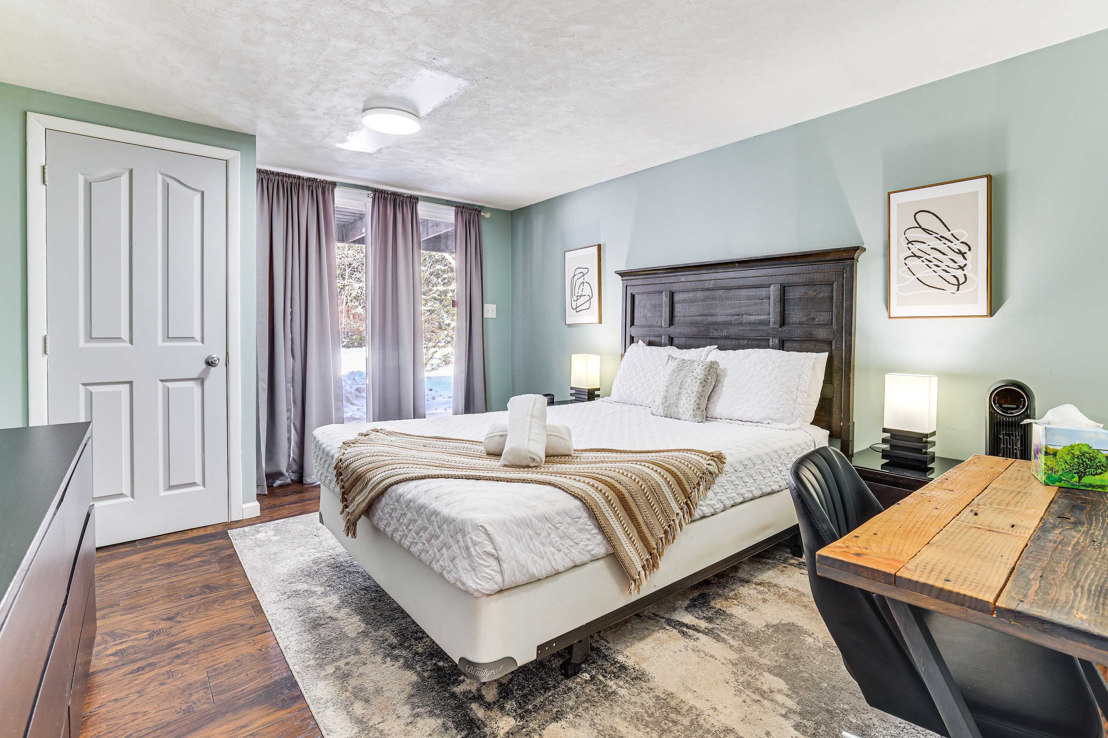 Bedroom 4 | Queen Bed | Desk | 1st Floor