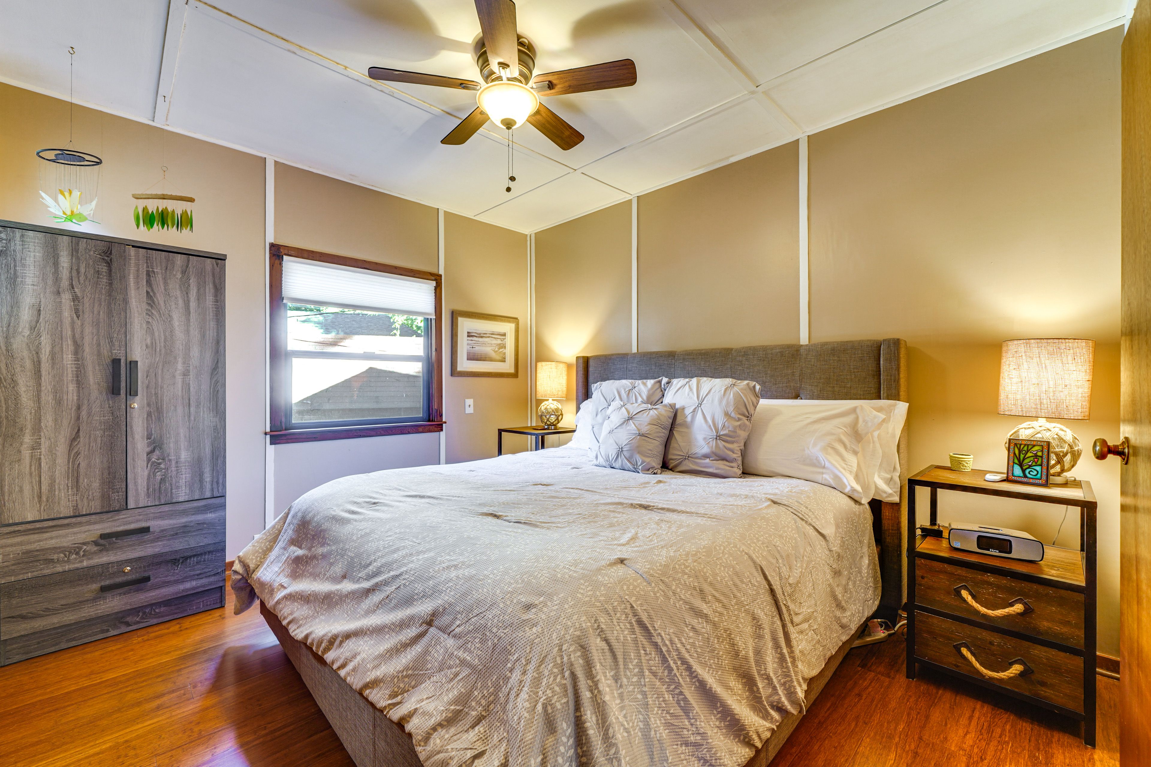 Bedroom | King Bed | Linens Provided