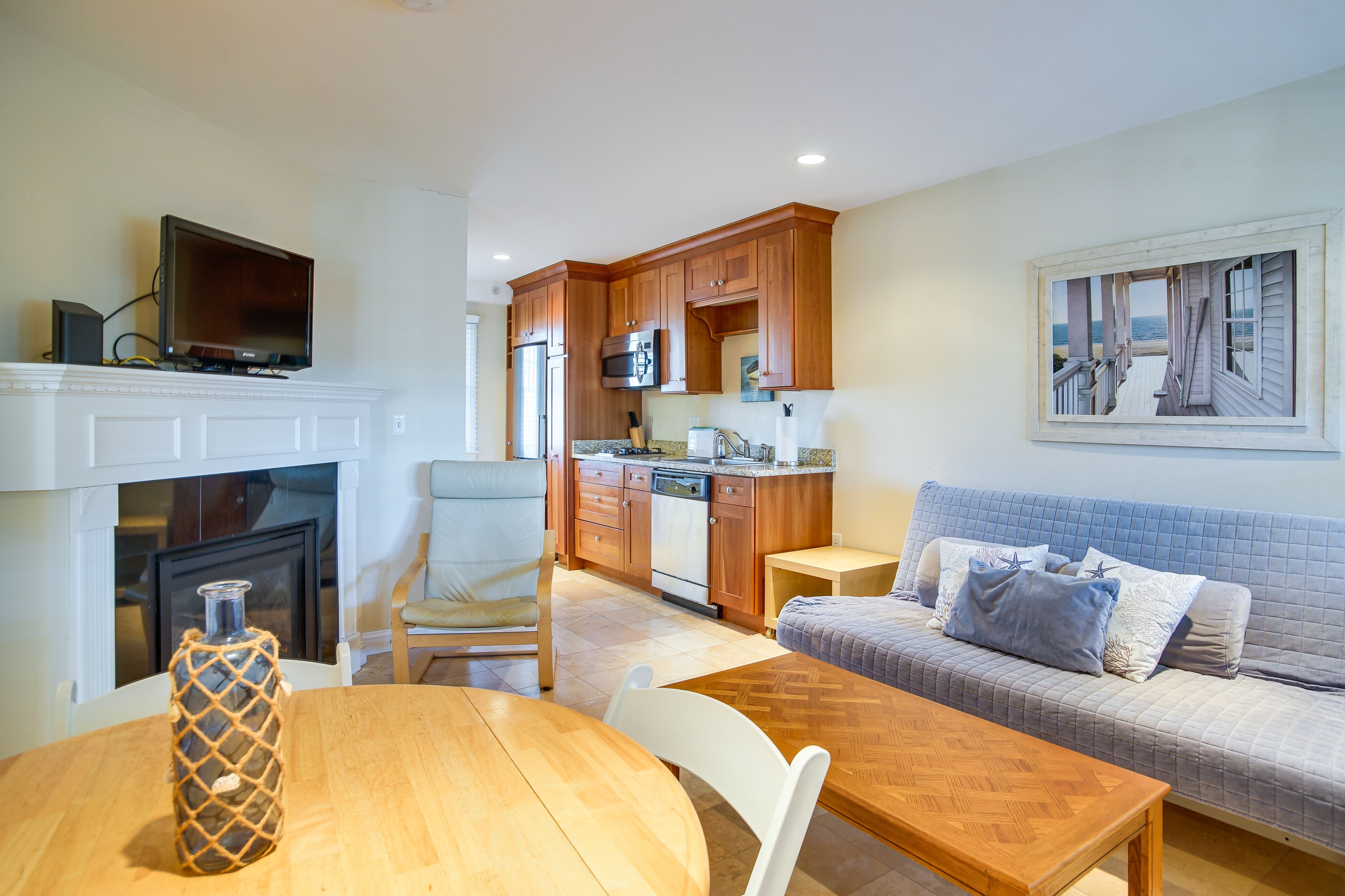 Living Room | Queen Futon | Free WiFi | Central A/C & Heat | Smart TV