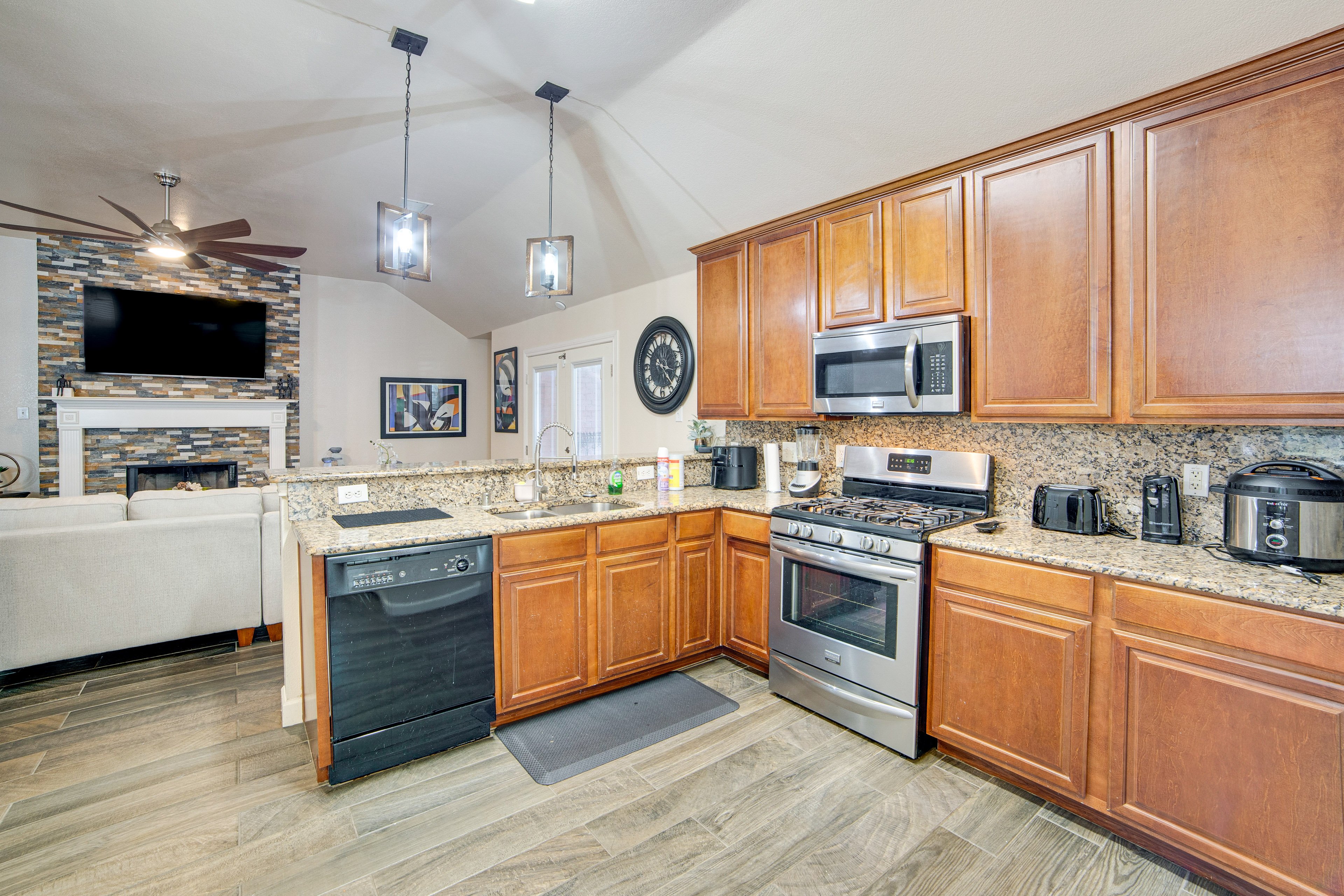 Kitchen | Cooking Basics | Island w/ Seating | Air Fryer | Toaster | Microwave