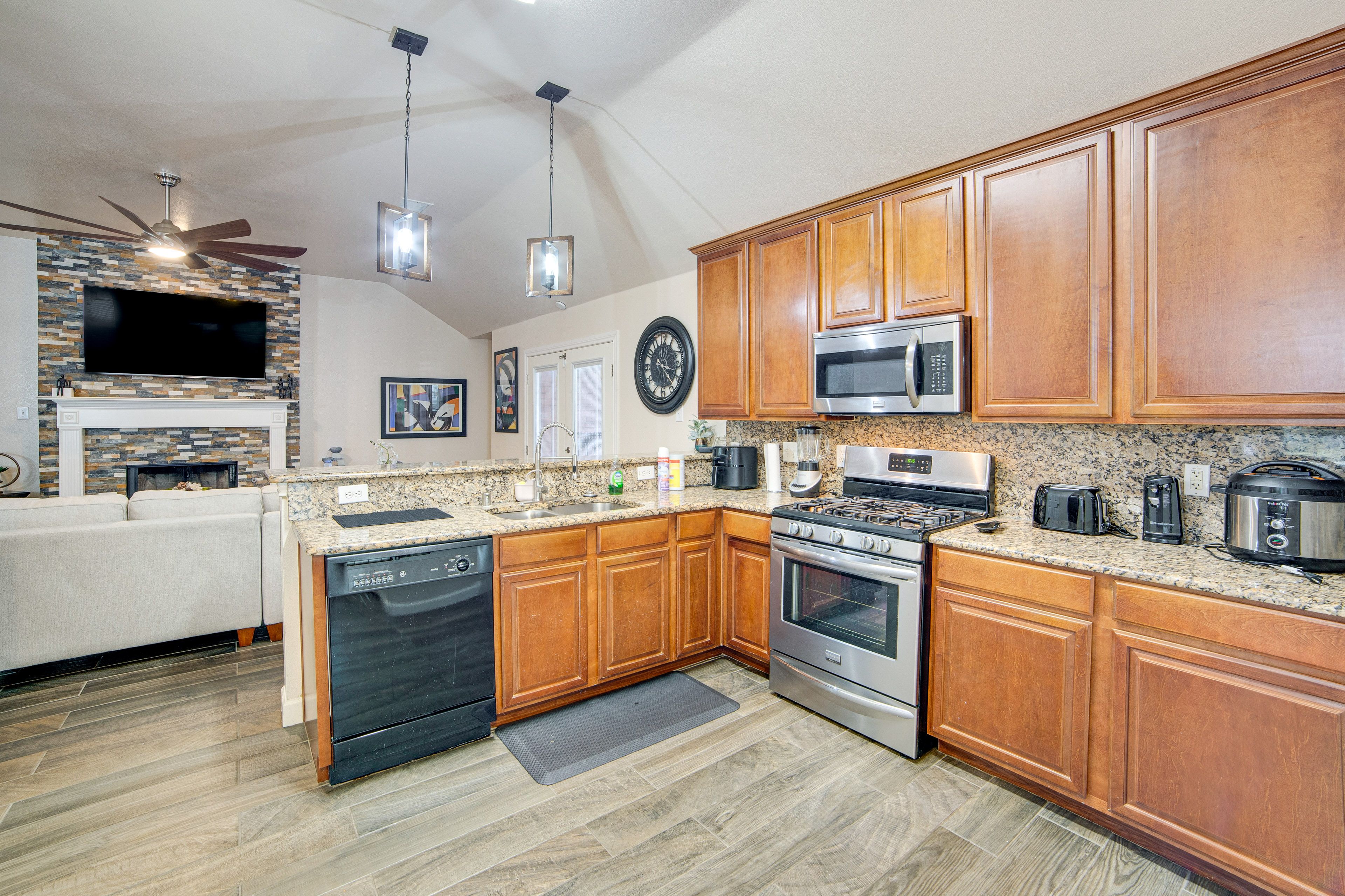 Kitchen | Cooking Basics | Island w/ Seating | Air Fryer | Toaster | Microwave