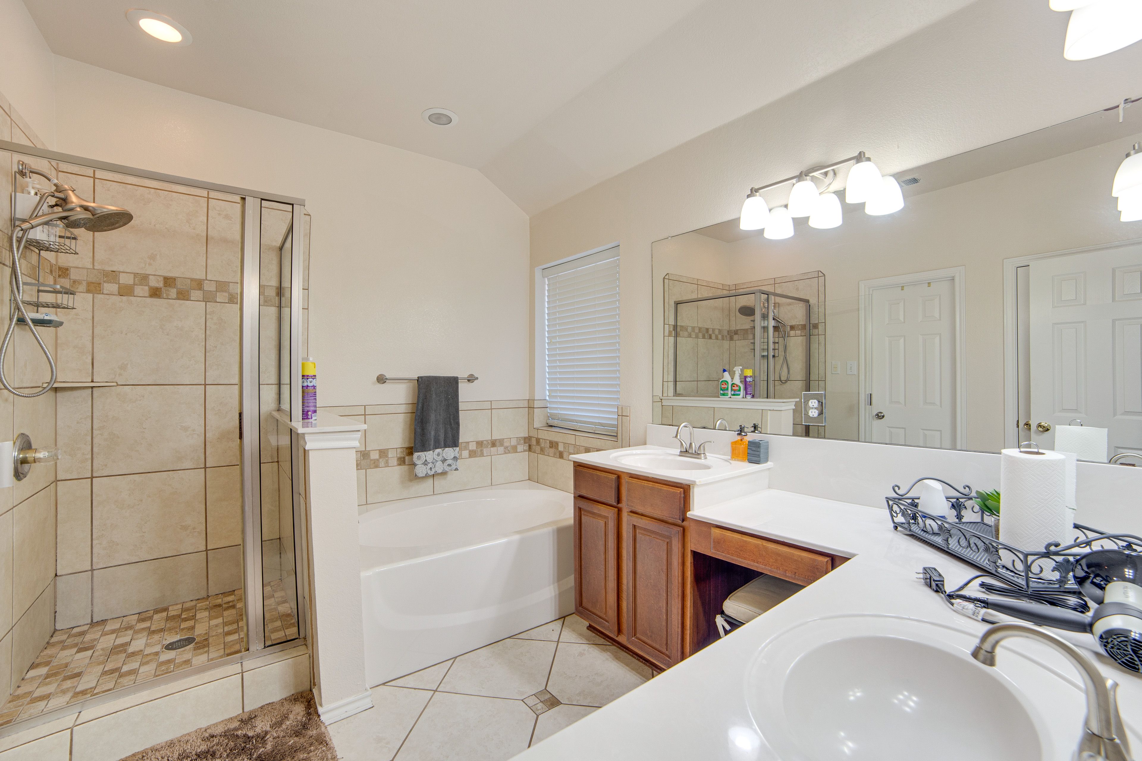 Full Bathroom | Complimentary Toiletries | Towels Provided