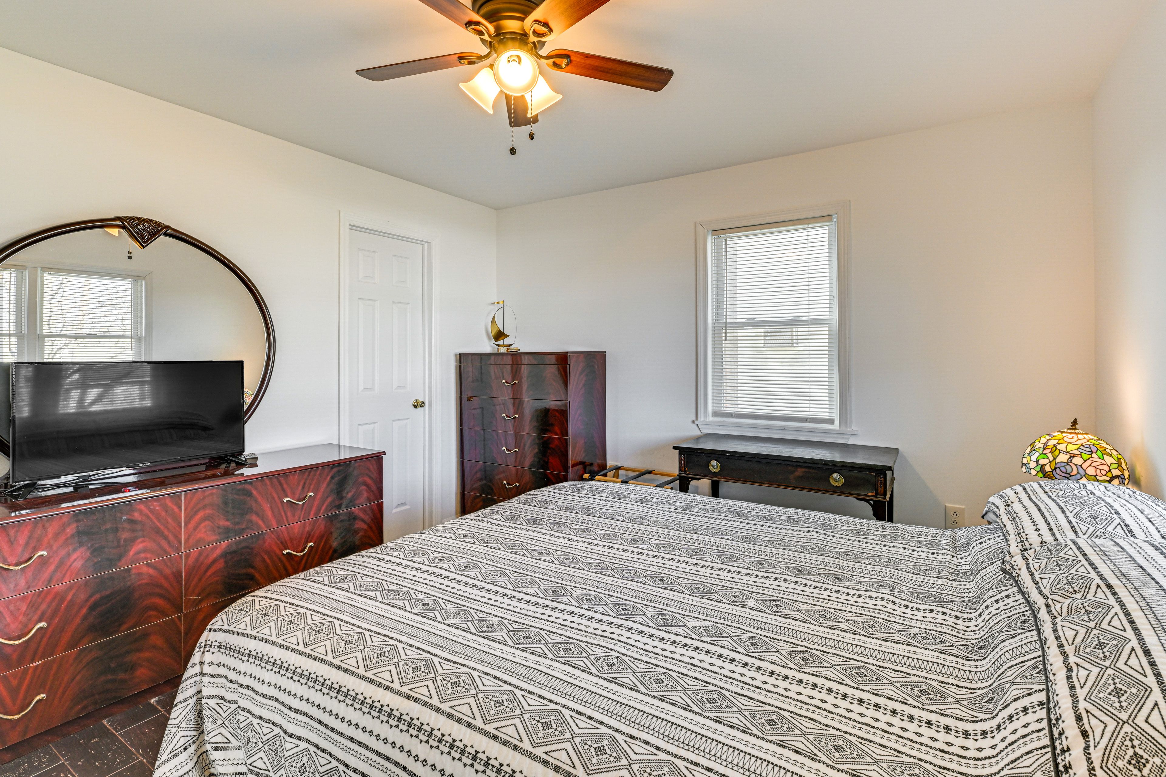 Bedroom 1 | Queen Bed | Smart TV