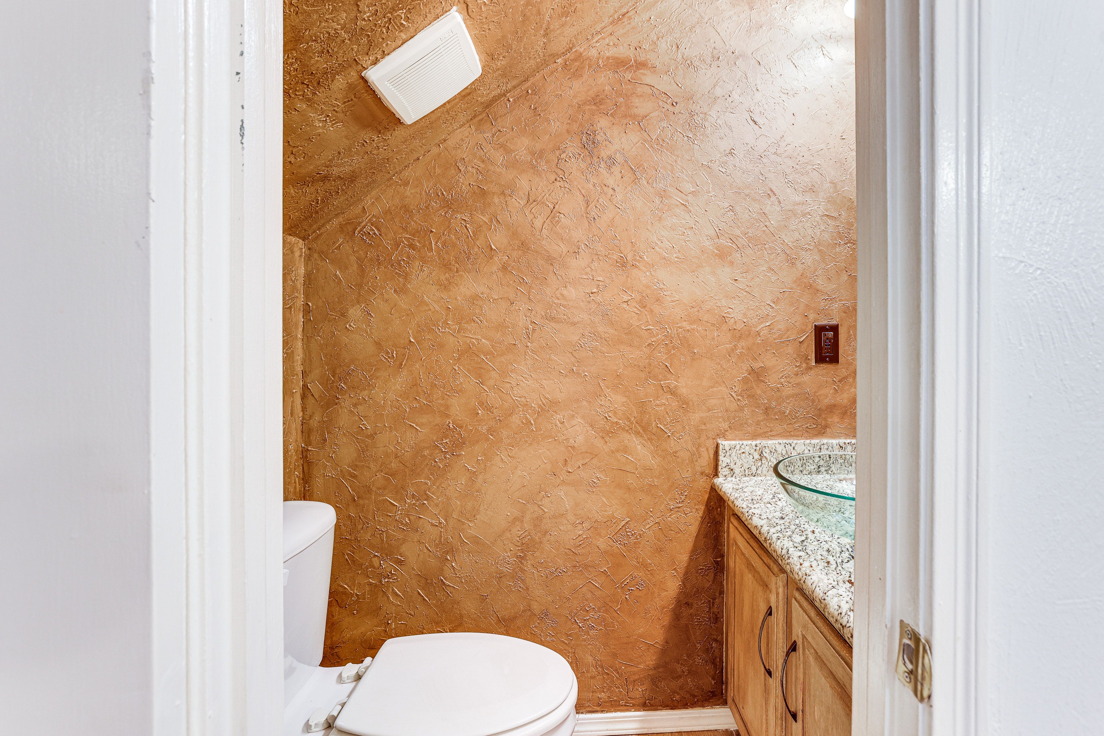 Half Bathroom | 1st Floor | Complimentary Toiletries | Towels Provided