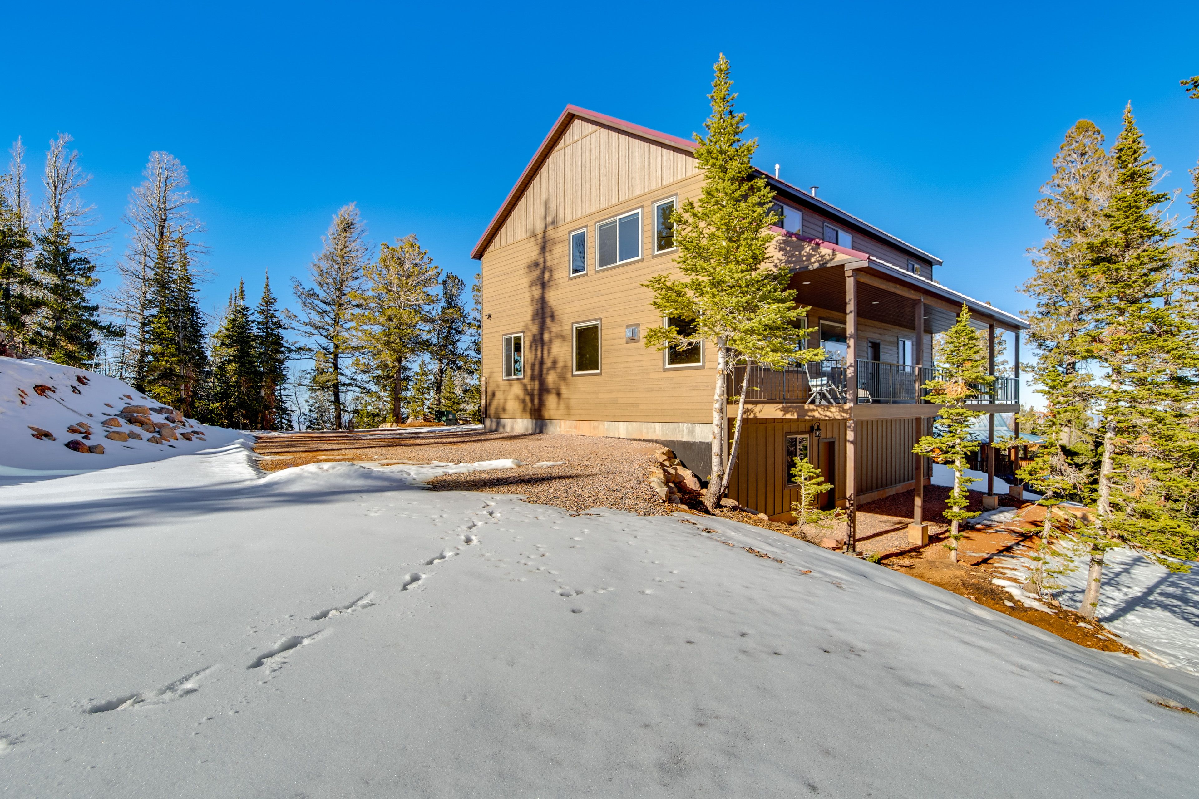 Parking | Driveway (8 Vehicles)