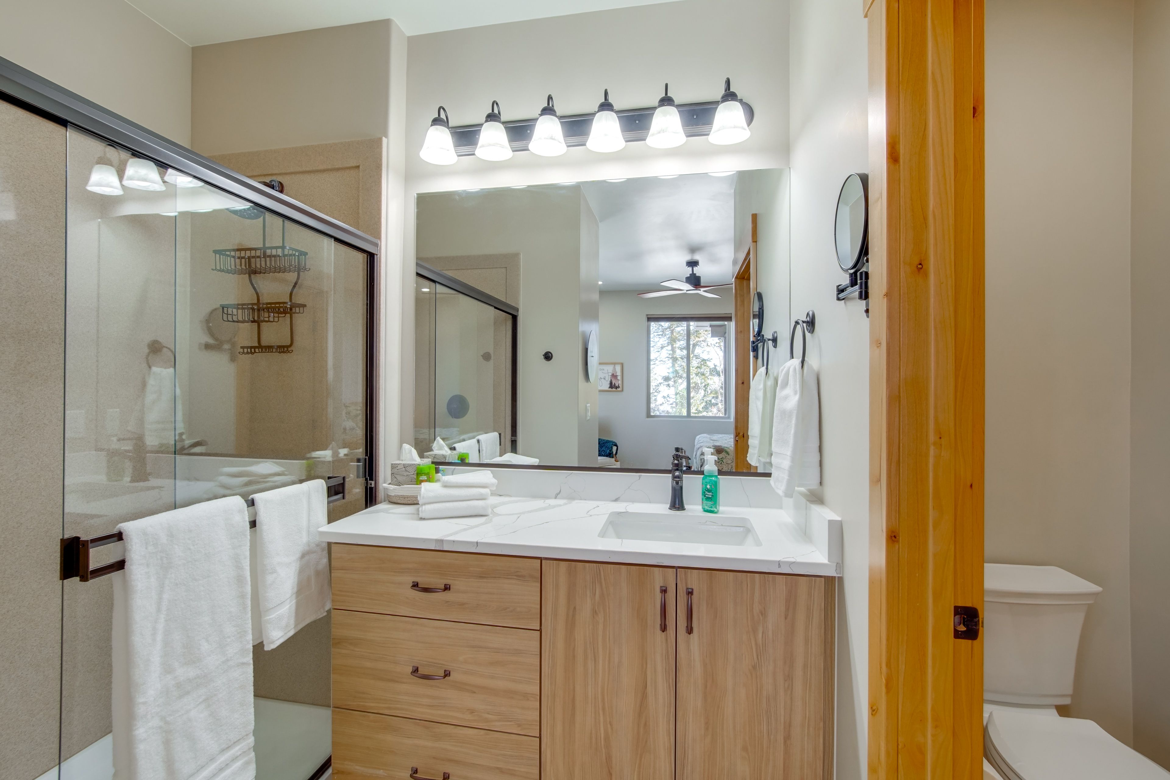 Full Bathroom | 1st Floor | Towels Provided