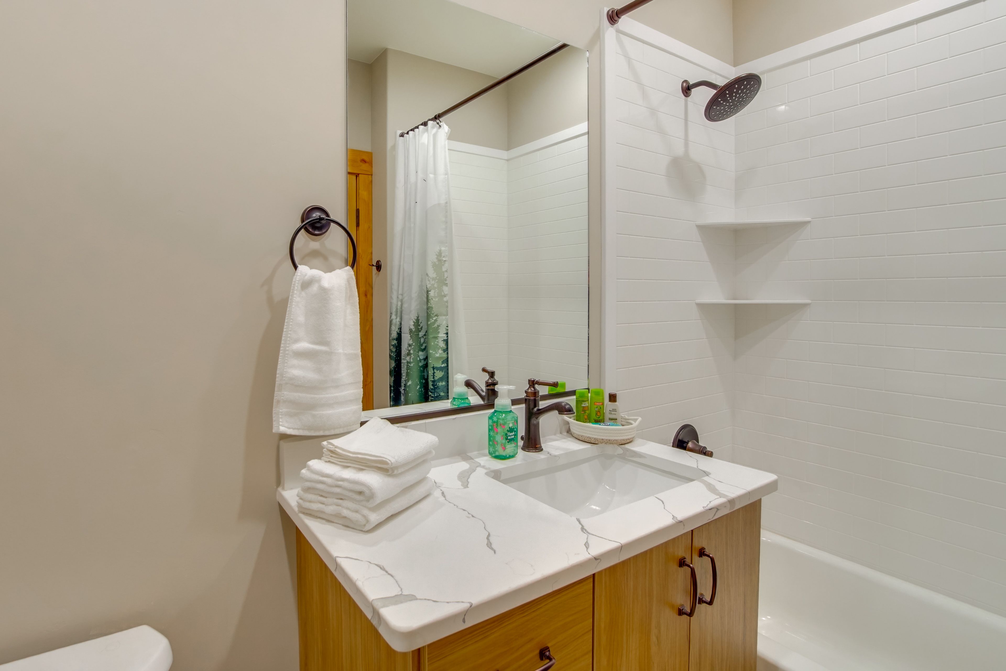 Full Bathroom | 1st Floor | Complimentary Toiletries