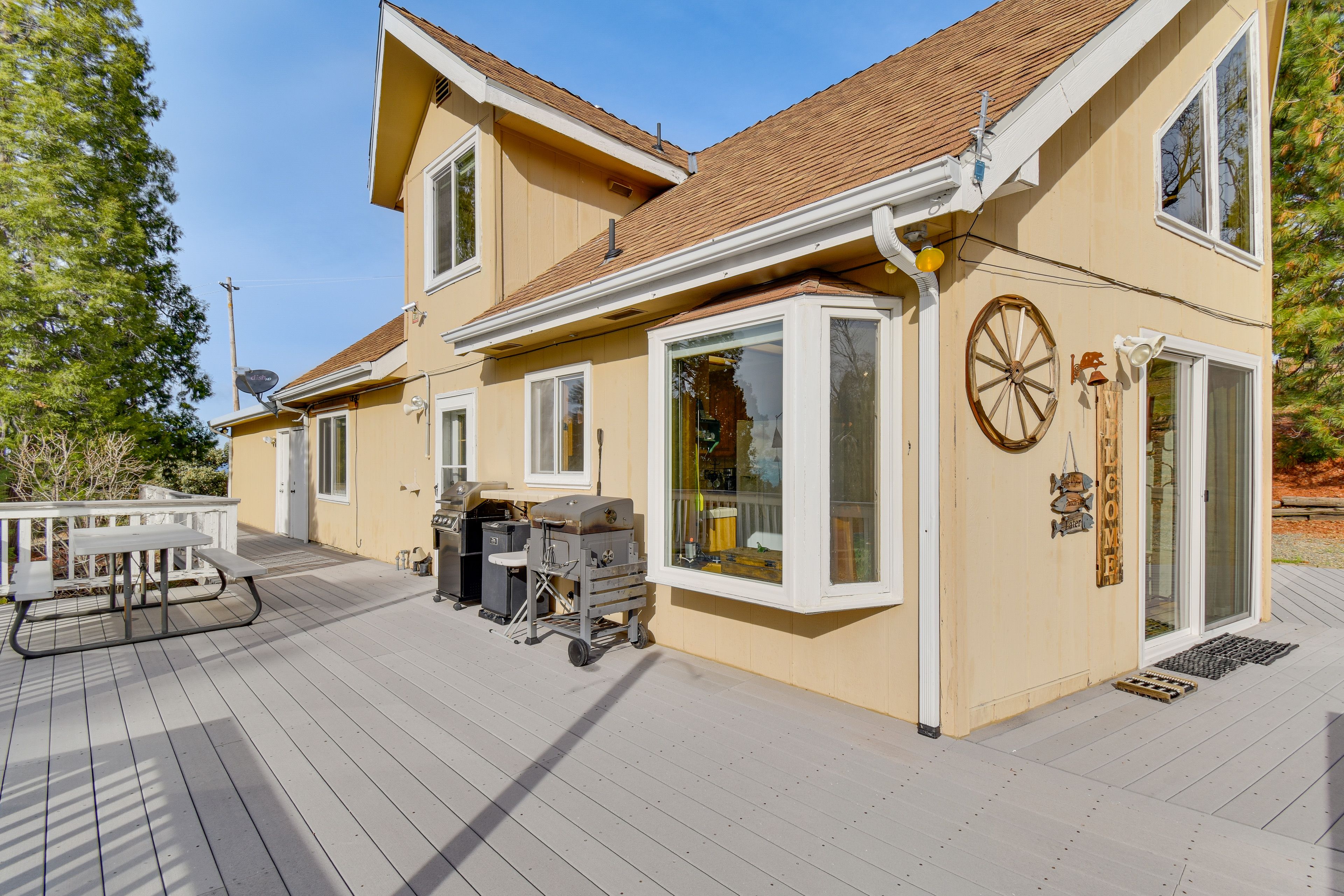 Wraparound Deck | Charcoal & Gas Grills | Smoker