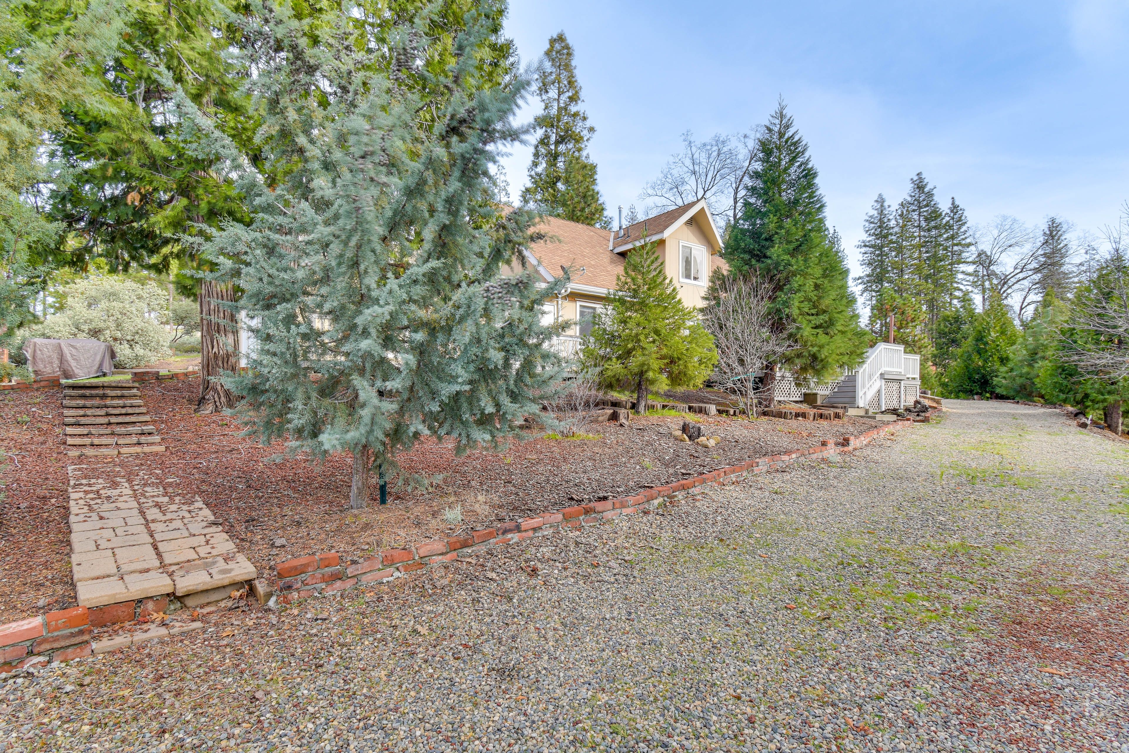 Outdoor Spaces | 5-Acre Property | Viewing Deck