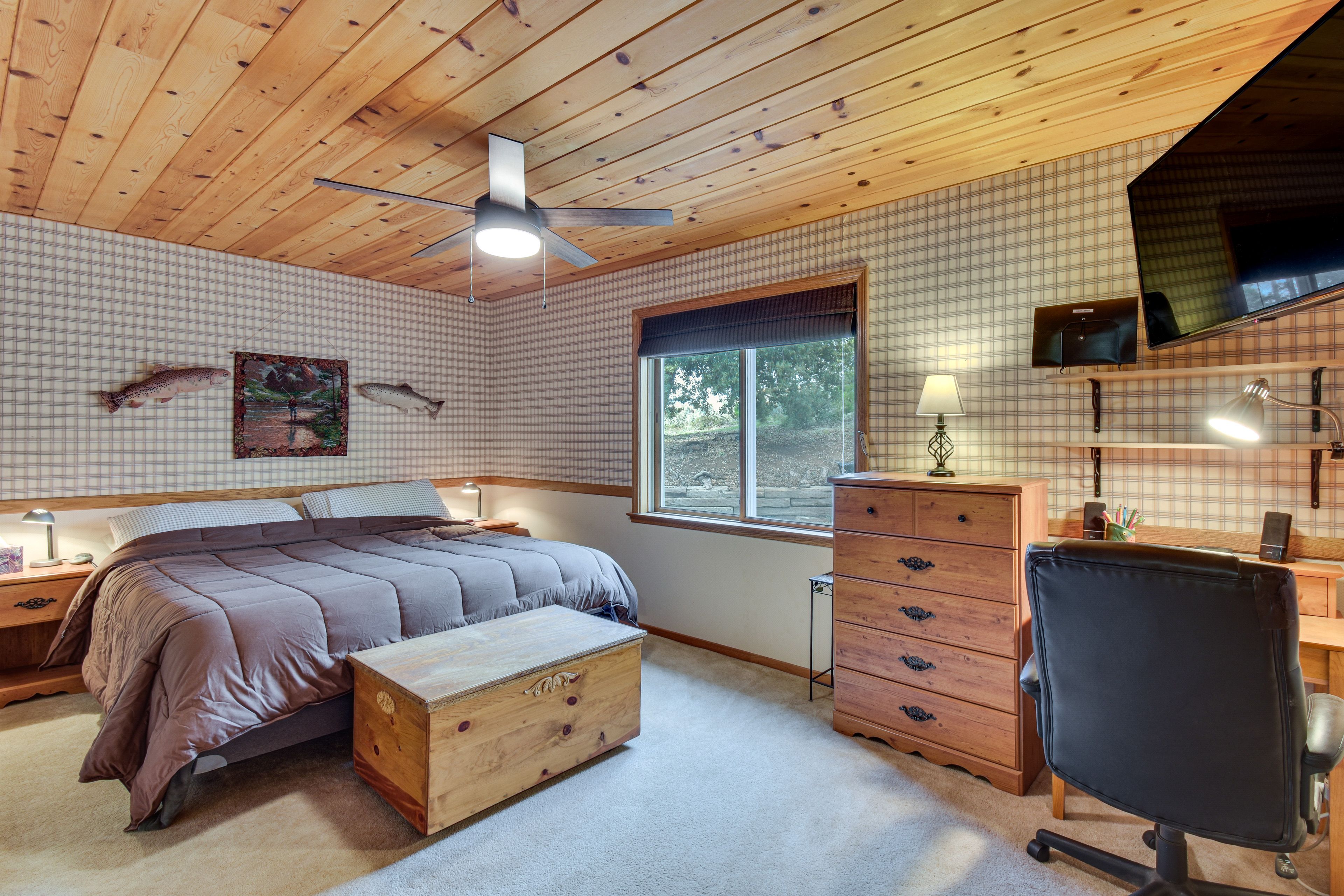 Bedroom 1 | King Bed | Linens Provided | 1st Floor