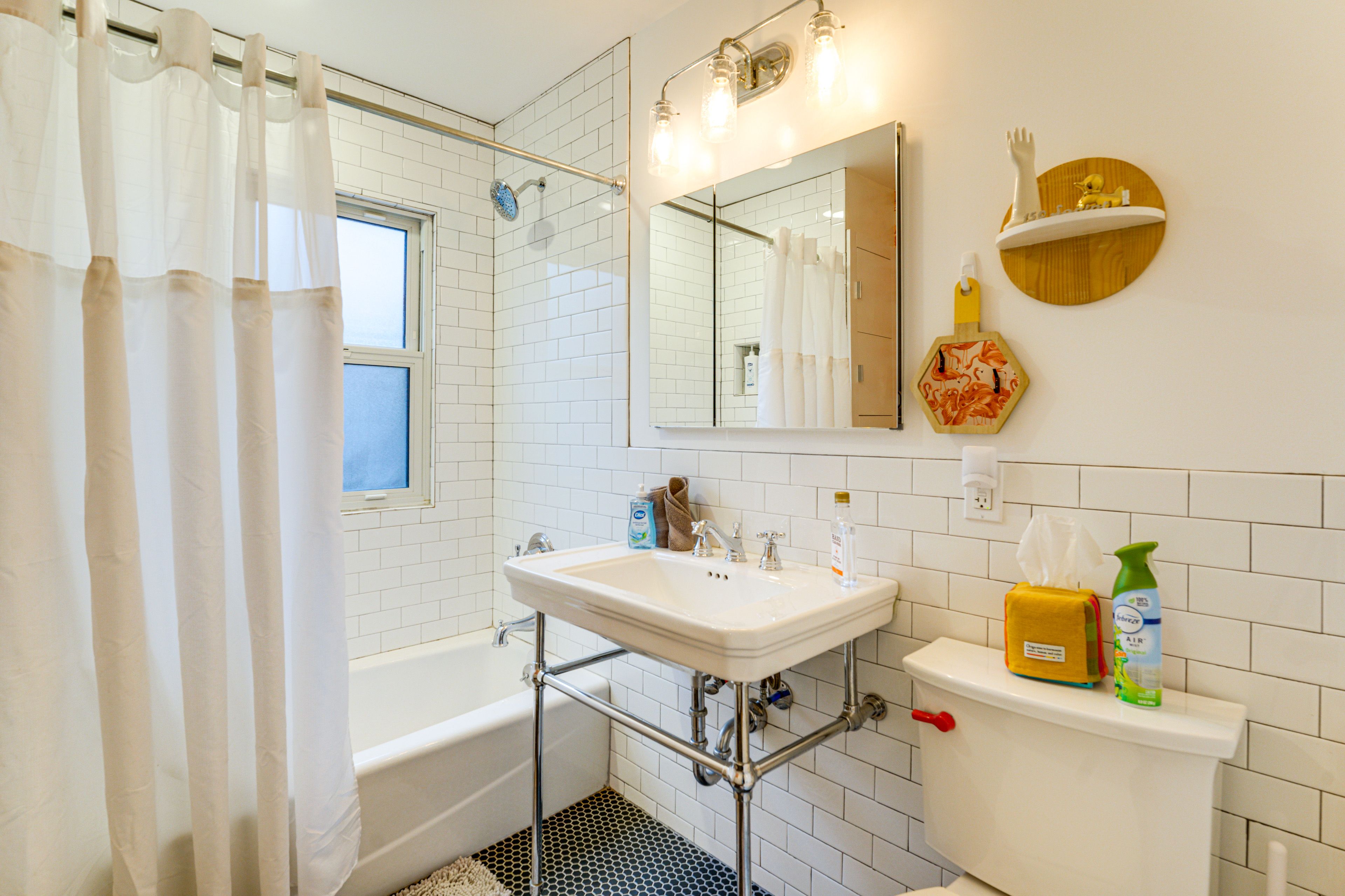 Full Bathroom | 1st Floor | Towels Provided | Complimentary Toiletries