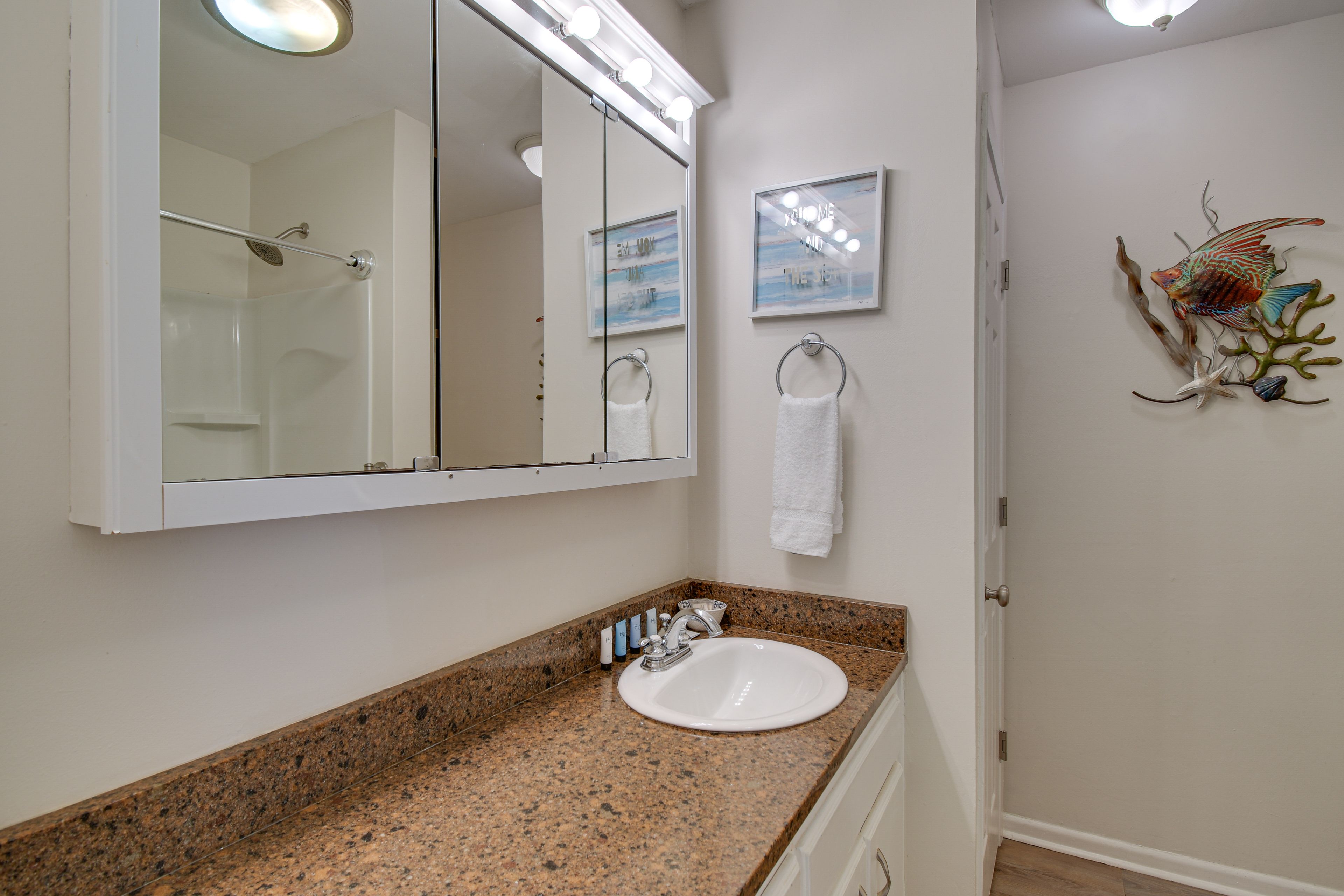 Full Bathroom | Towels Provided | 2nd Floor
