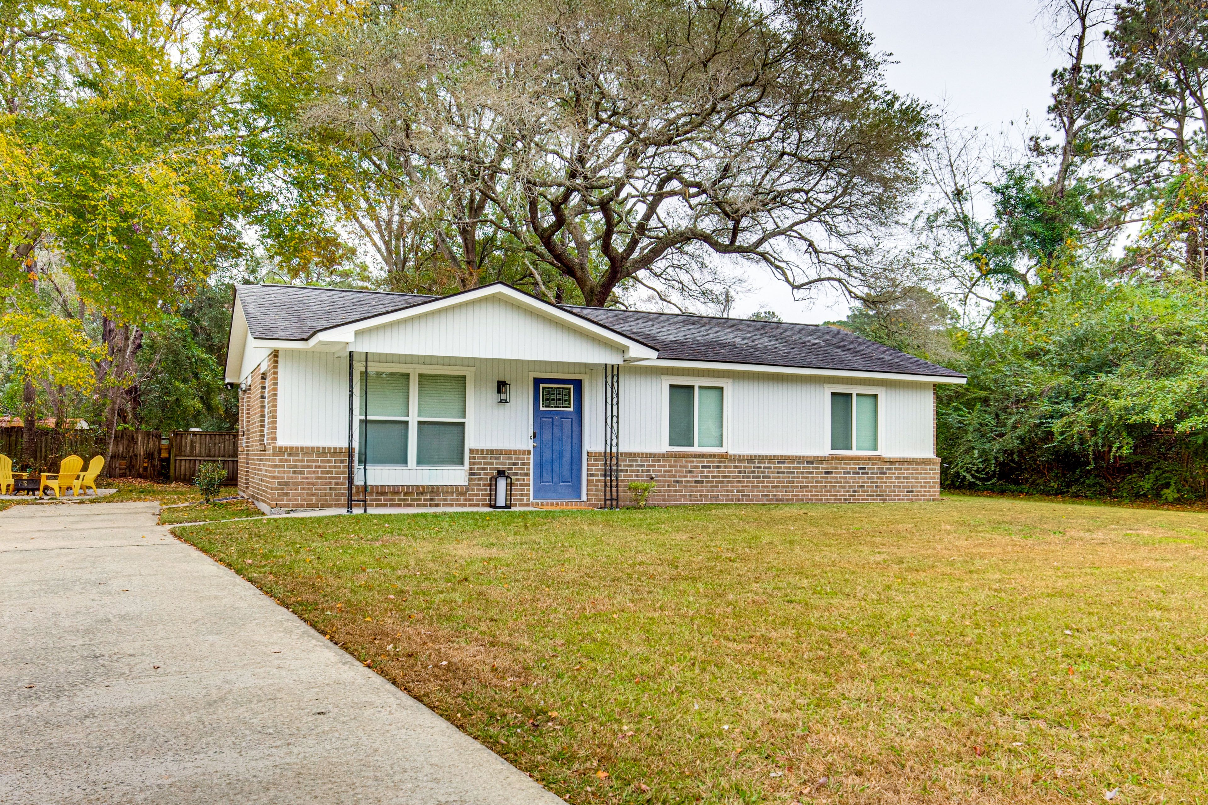 Parking | Driveway (4 Vehicles) | Boat/Trailer Parking