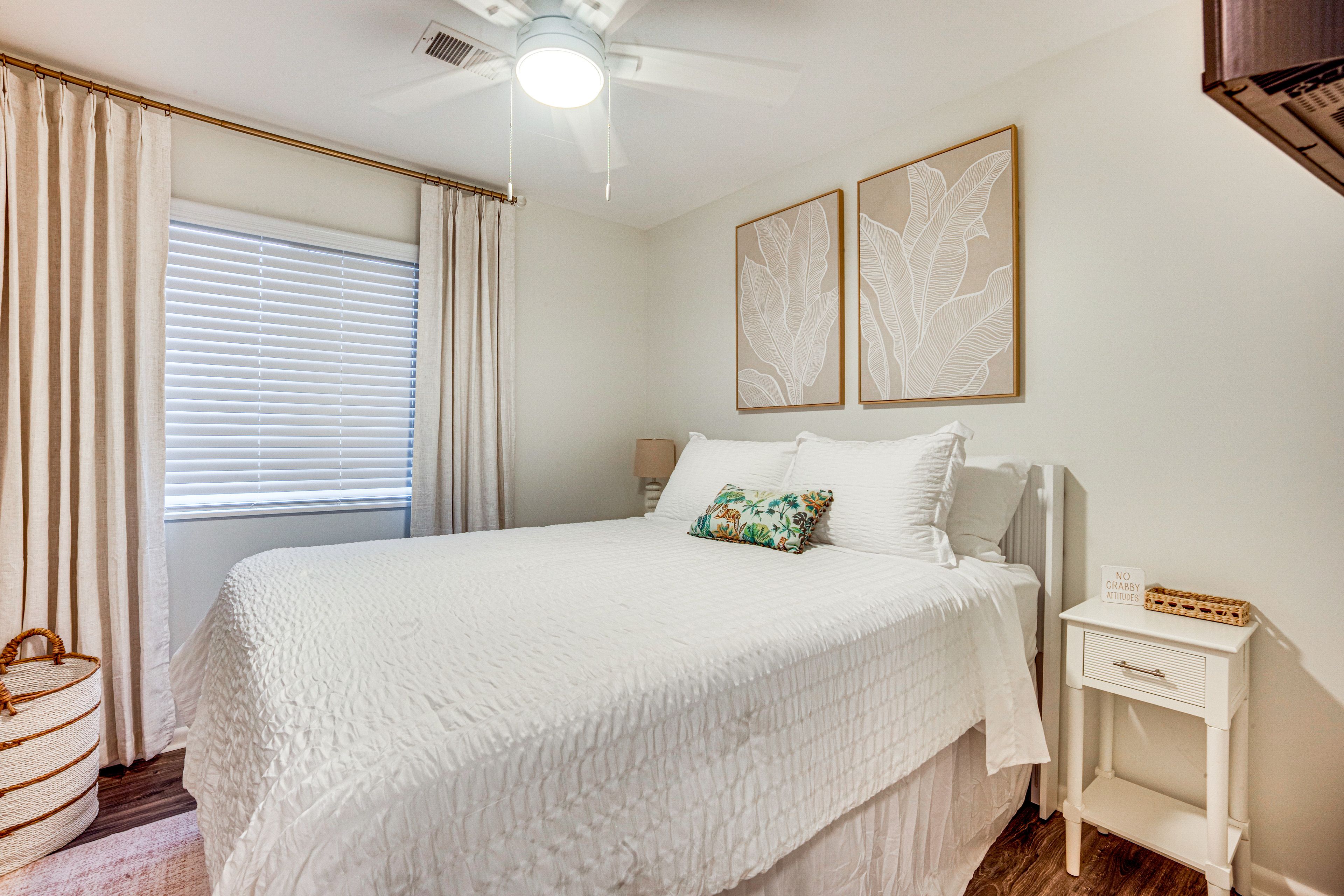 Bedroom 1 | Queen Bed