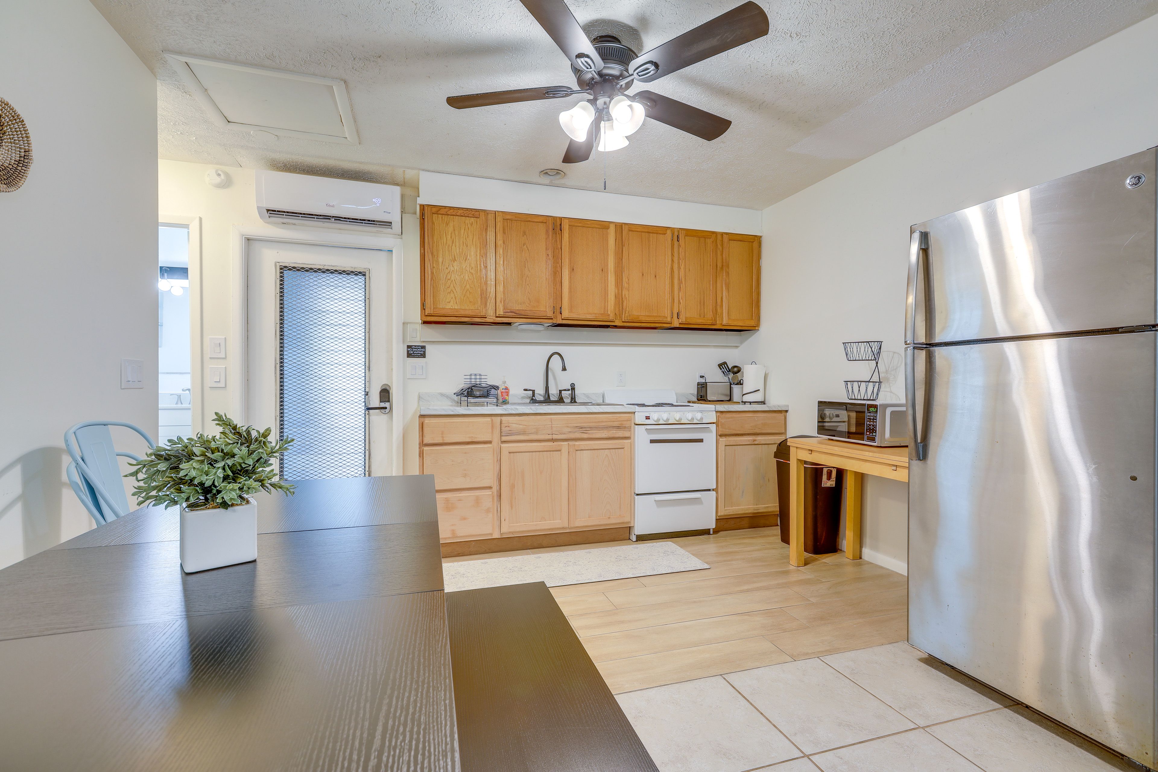 Dining Area & Kitchen
