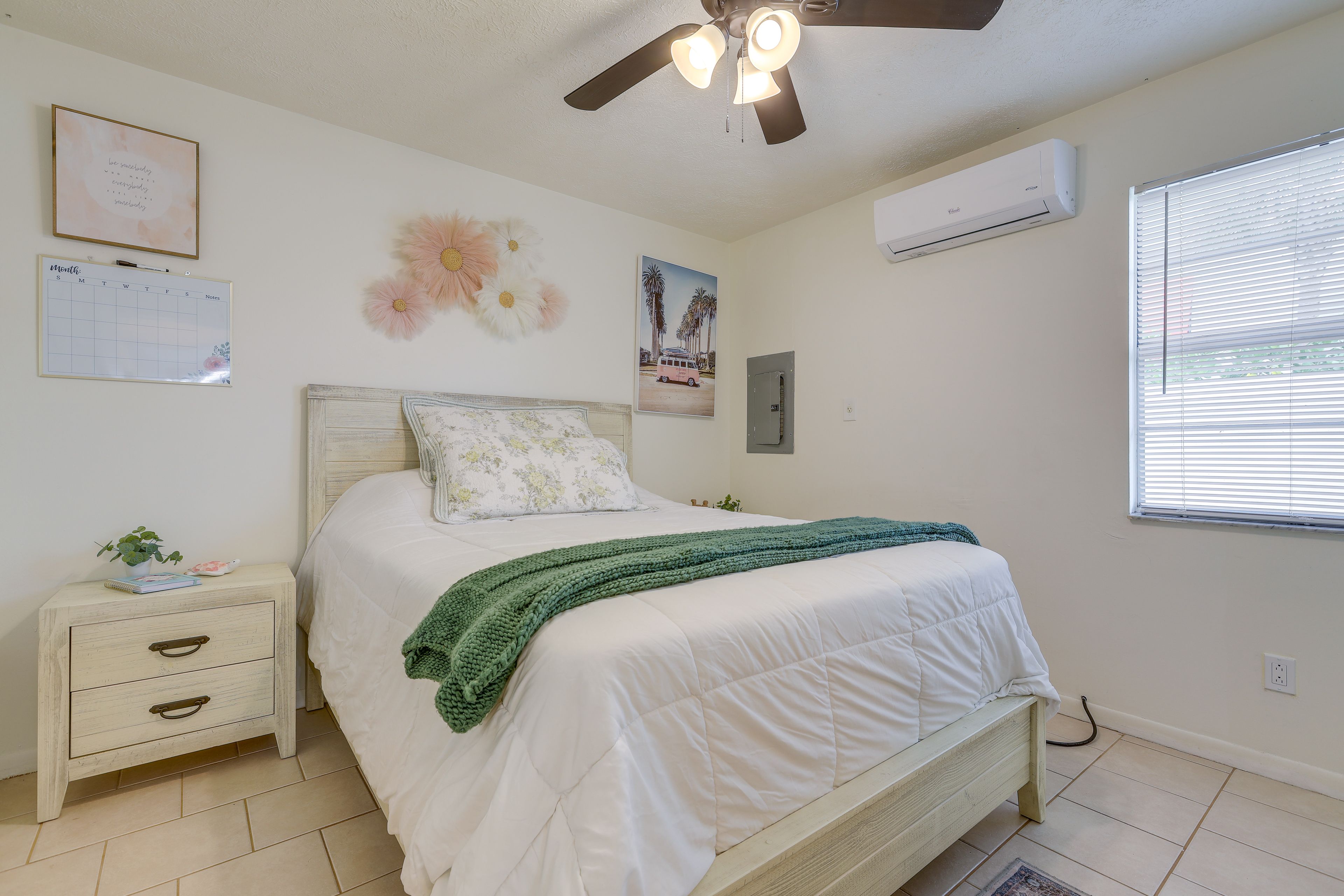 Bedroom 1 | Queen Bed