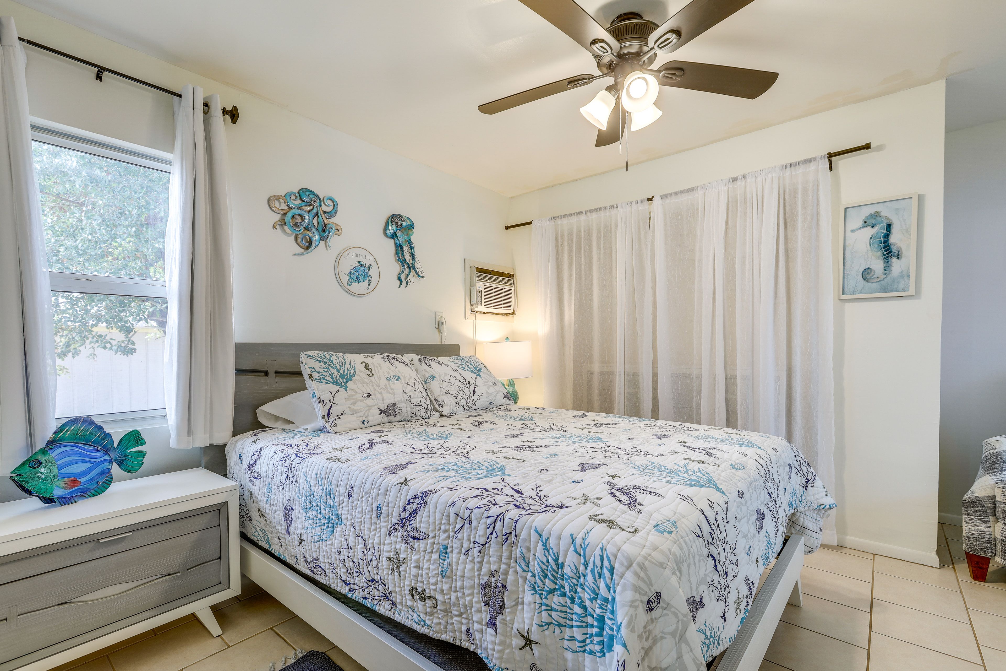 Bedroom | Queen Bed | Linens Provided