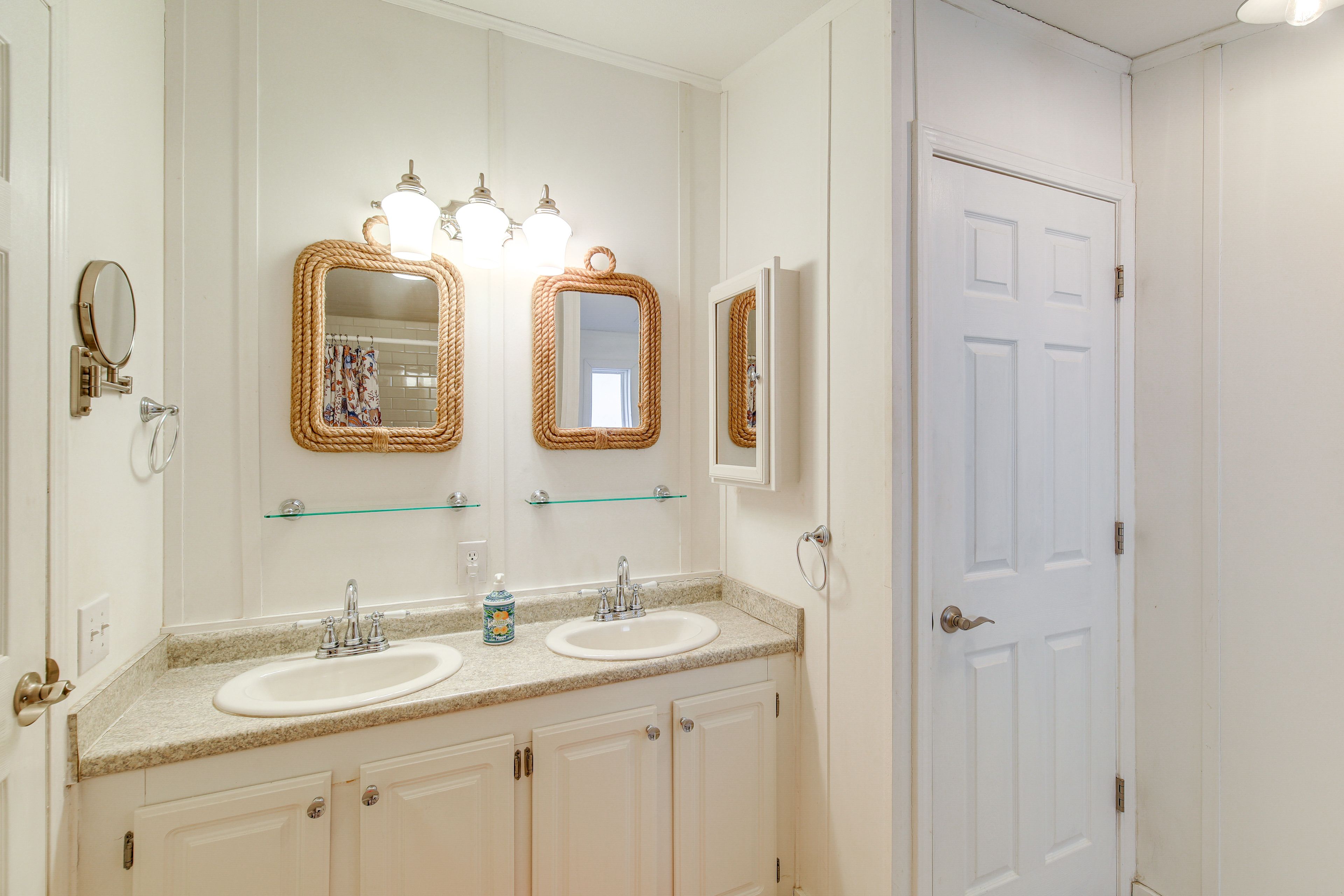 Full Bathroom | Towels Provided