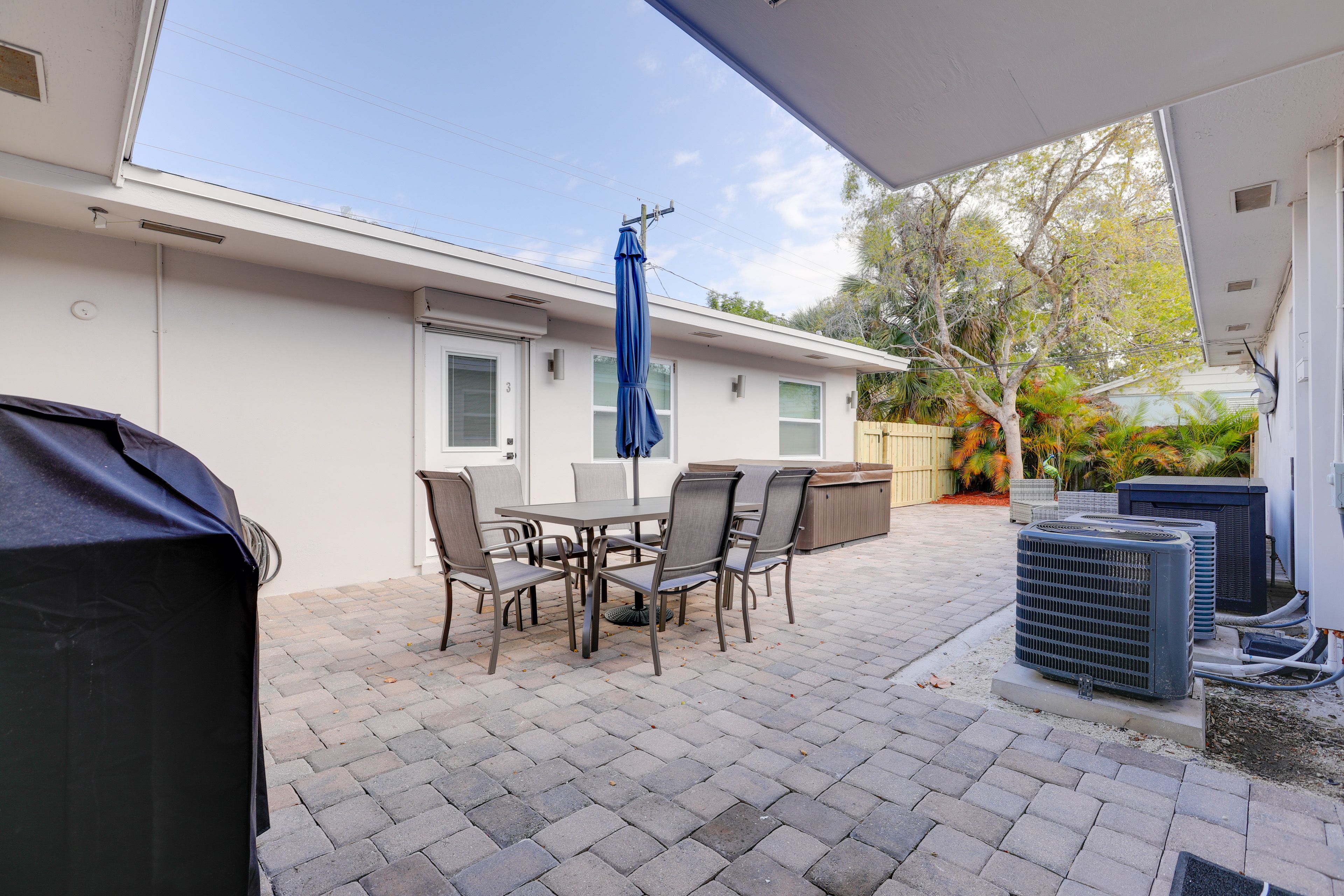 Shared Courtyard | Outdoor Dining